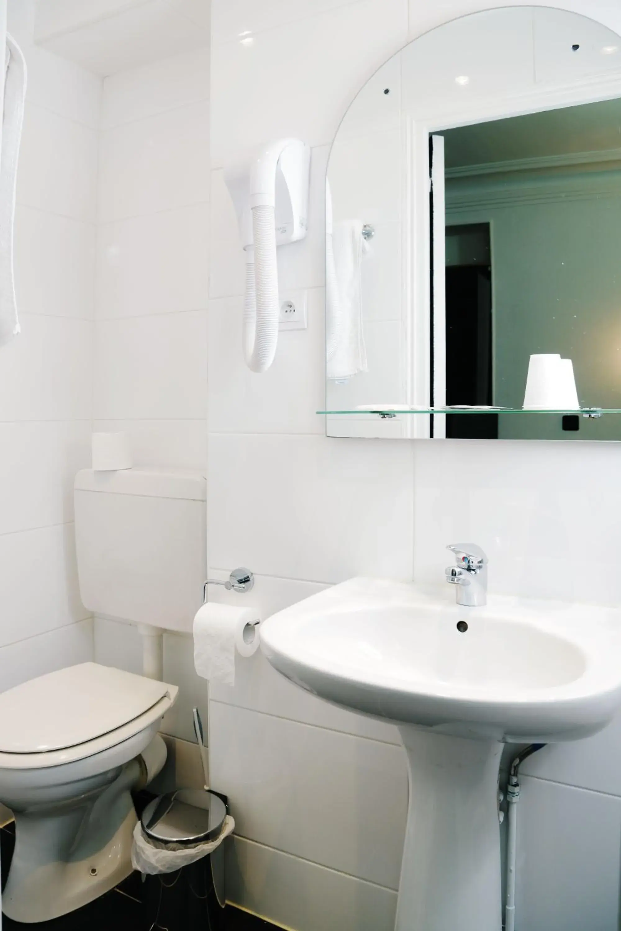 Bathroom in Hotel De L'Exposition - Republique