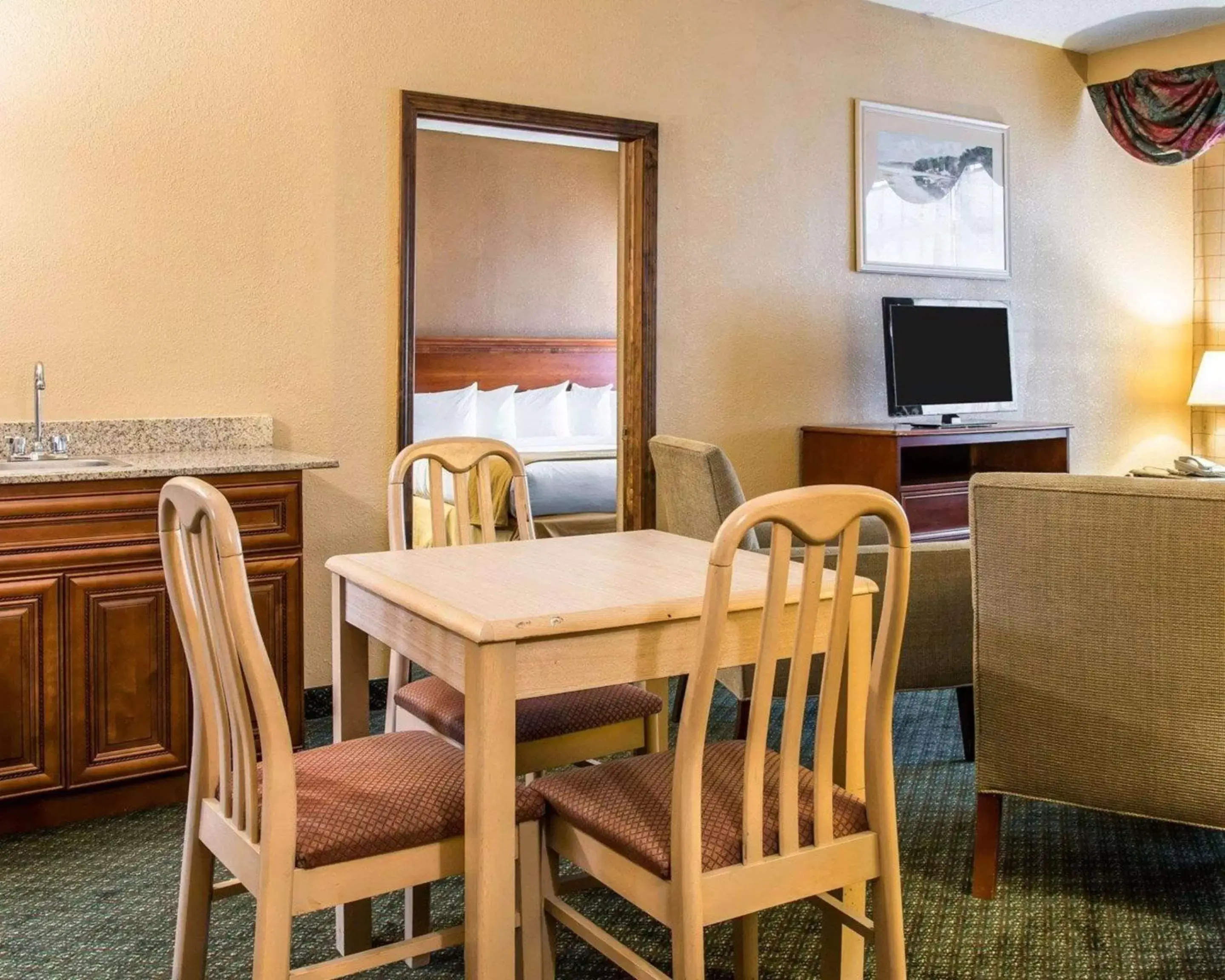 Photo of the whole room, Dining Area in Quality Inn Southfield