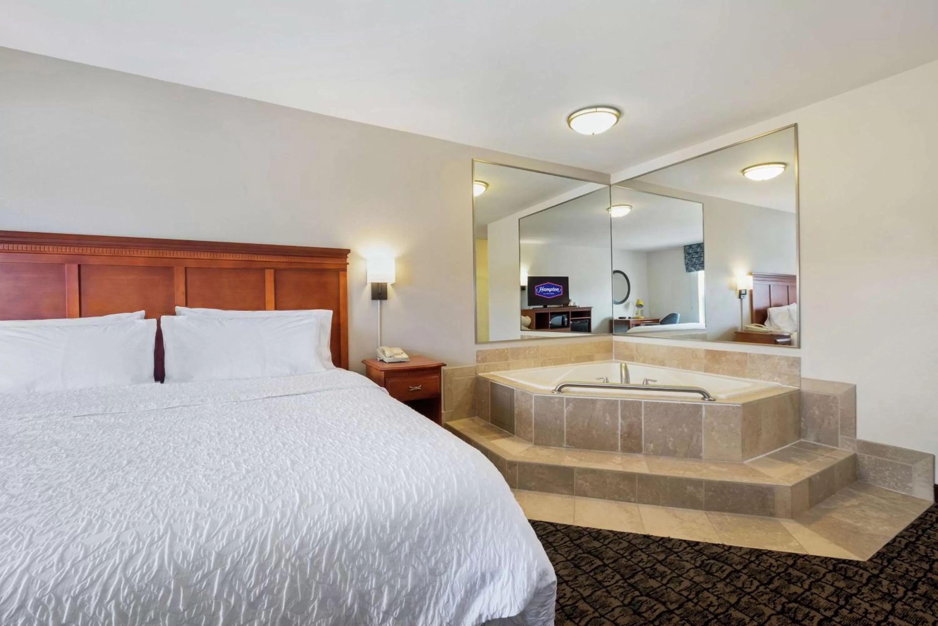 Bedroom, Bed in Hampton Inn & Suites Rockland