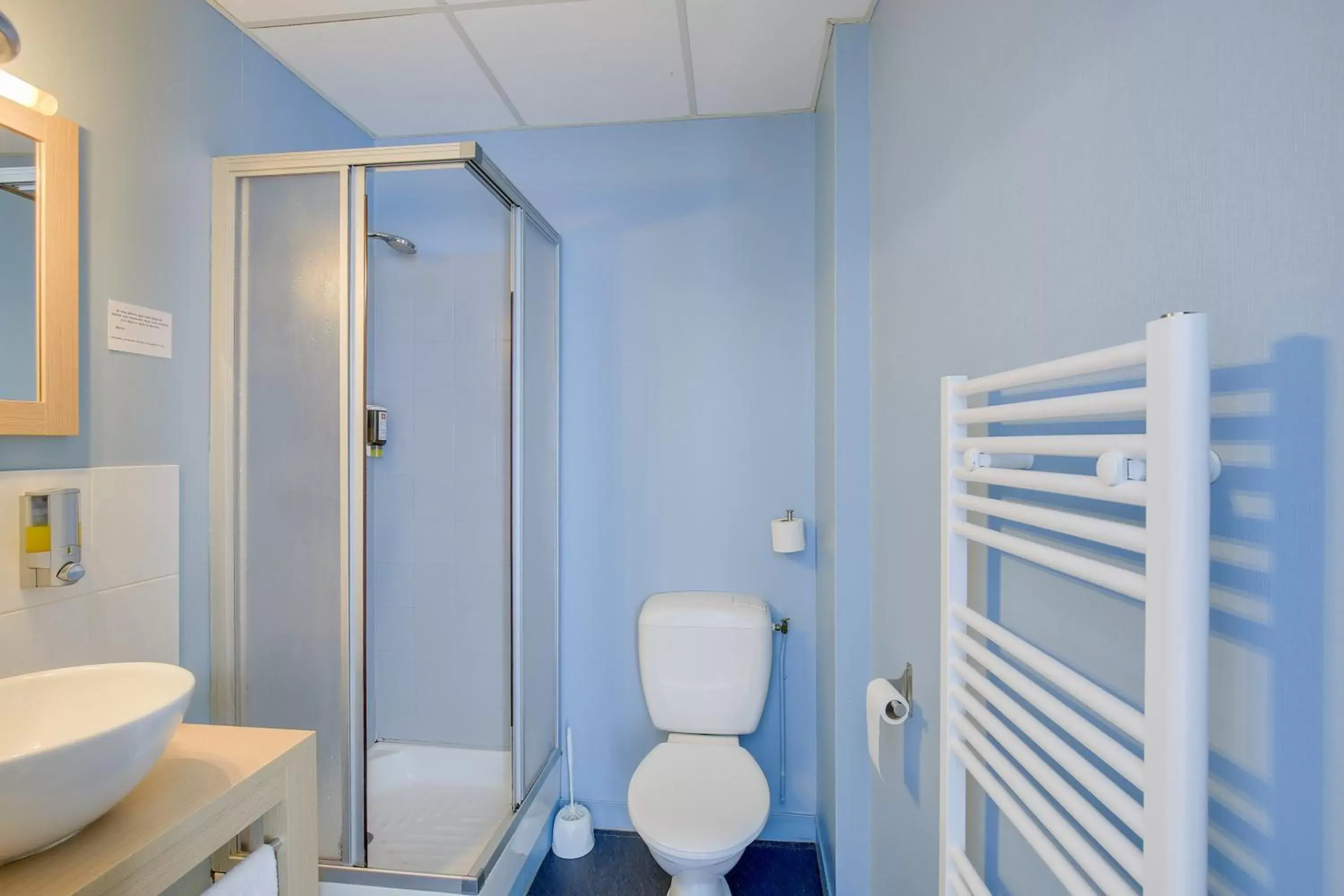 Shower, Bathroom in Contact Hôtel du Champ de Mars de Saint-Brieuc