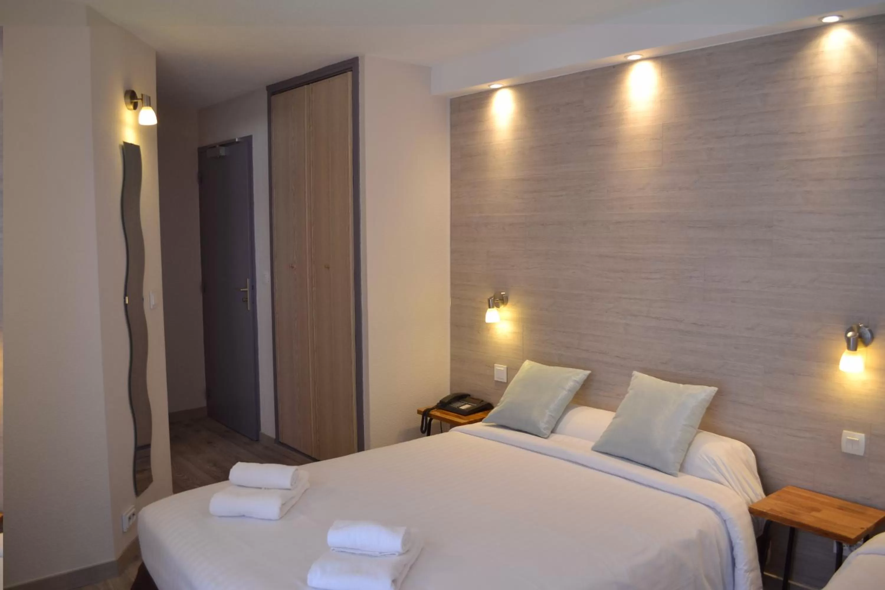 Bedroom, Bed in Au Bec Fin Hôtel