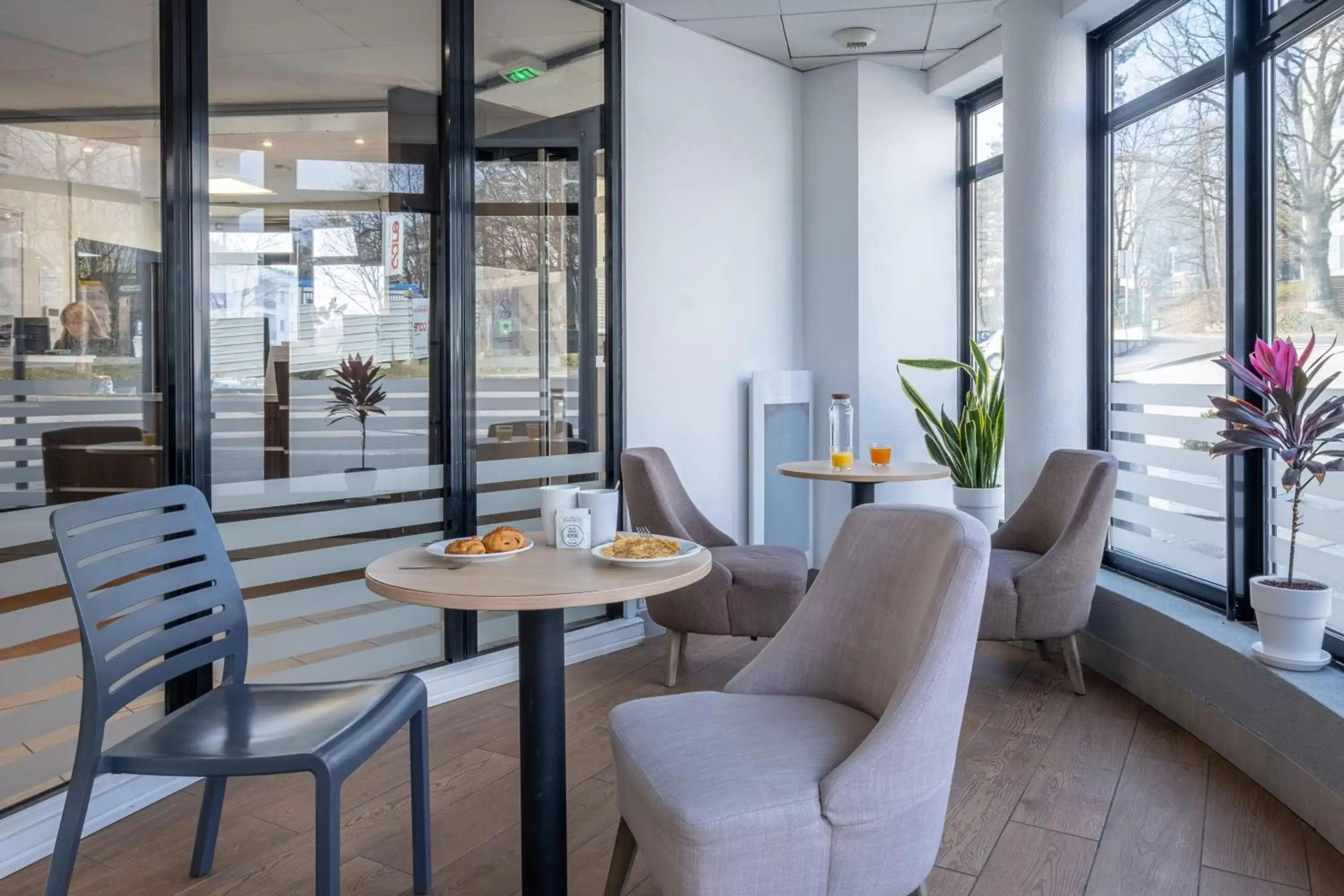 Lobby or reception in Zenitude Hôtel-Résidences Les Hauts d'Annecy Lobby or reception in Zenitude Hôtel-Résidences Les Hauts d'Annecy