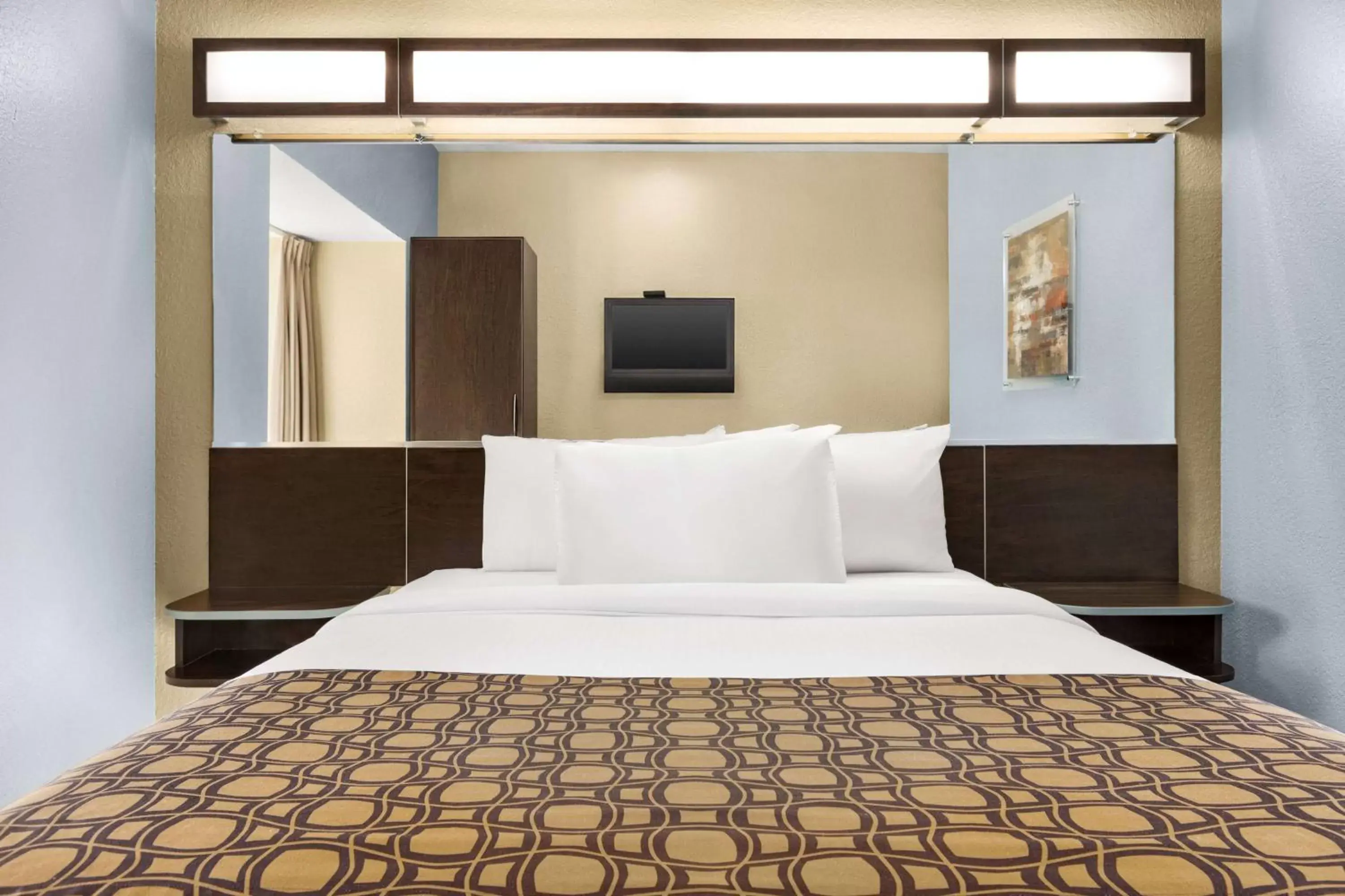 Photo of the whole room, Bed in Microtel Inn & Suites by Wyndham Woodstock/Atlanta North