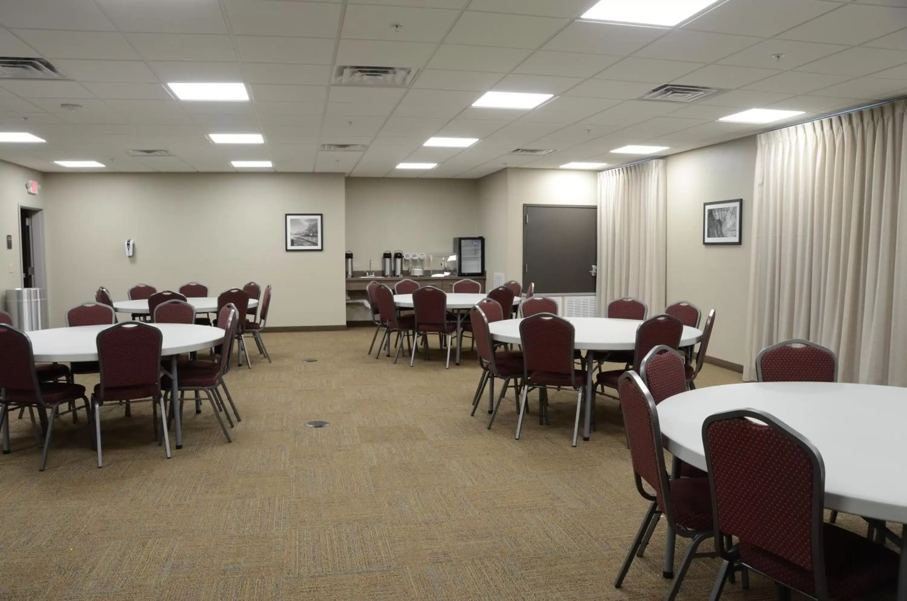 Meeting/conference room, Restaurant/Places to Eat in MainStay Suites