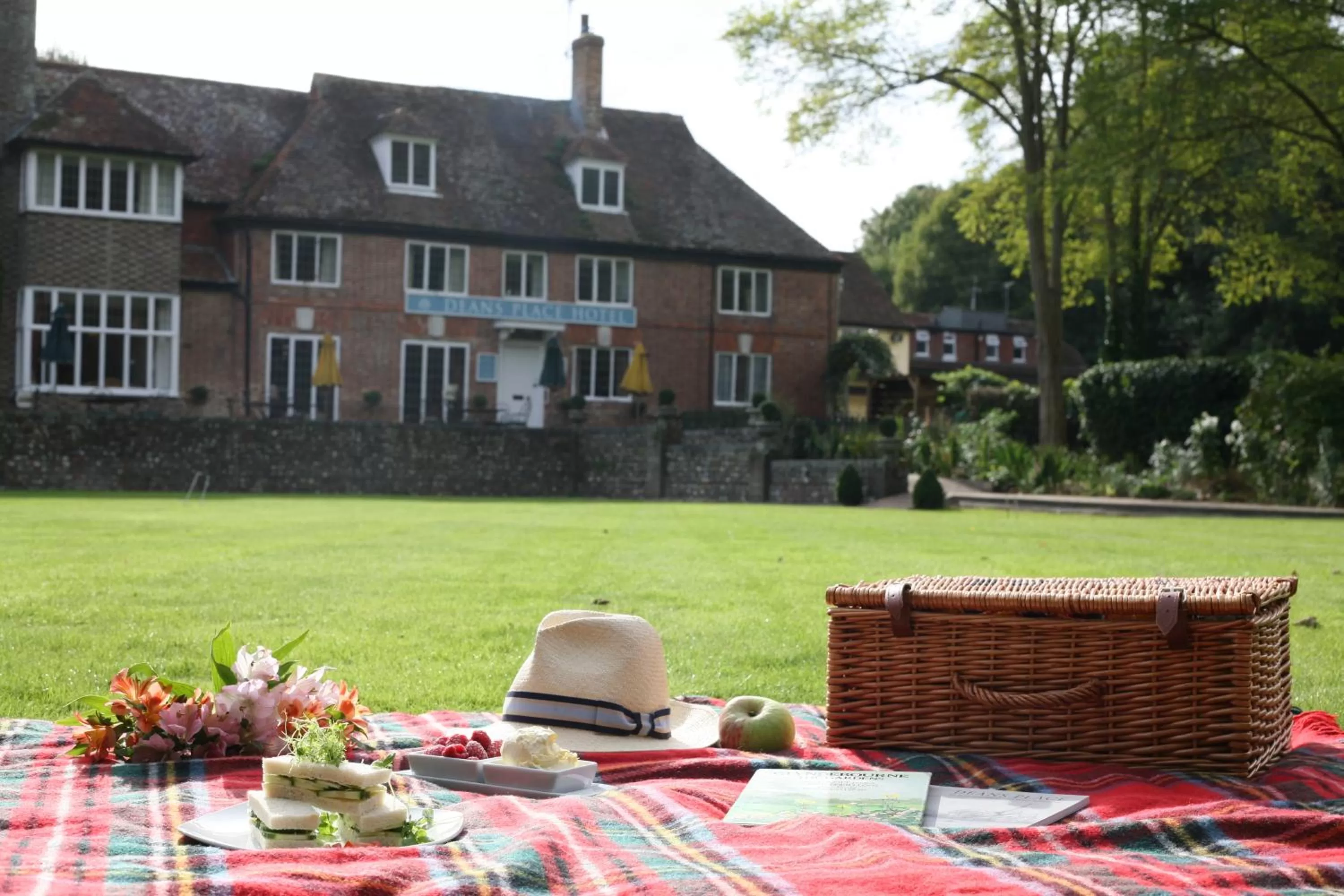 Garden, Property Building in Deans Place Hotel