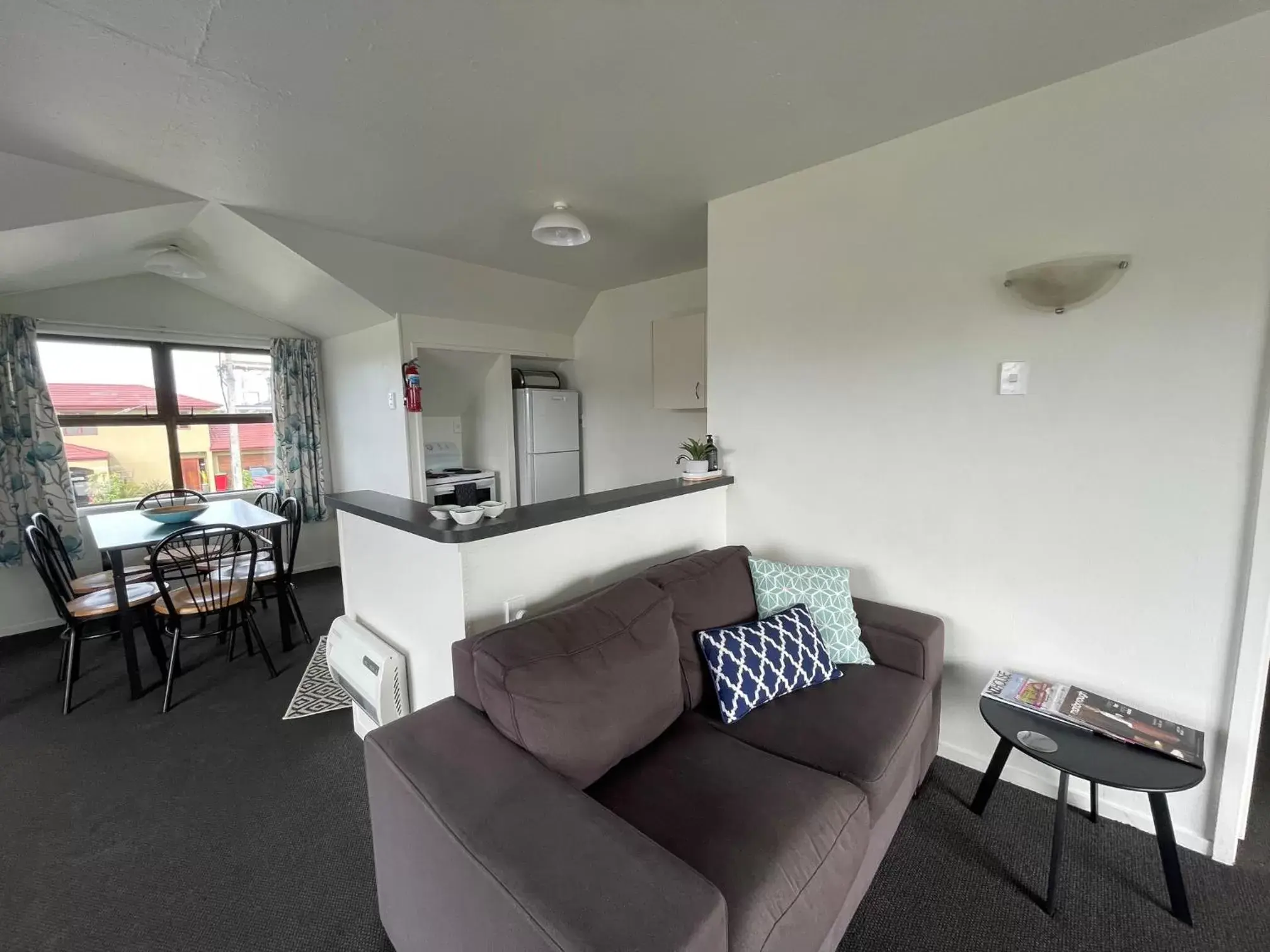 Living room, Seating Area in Colonial Motel