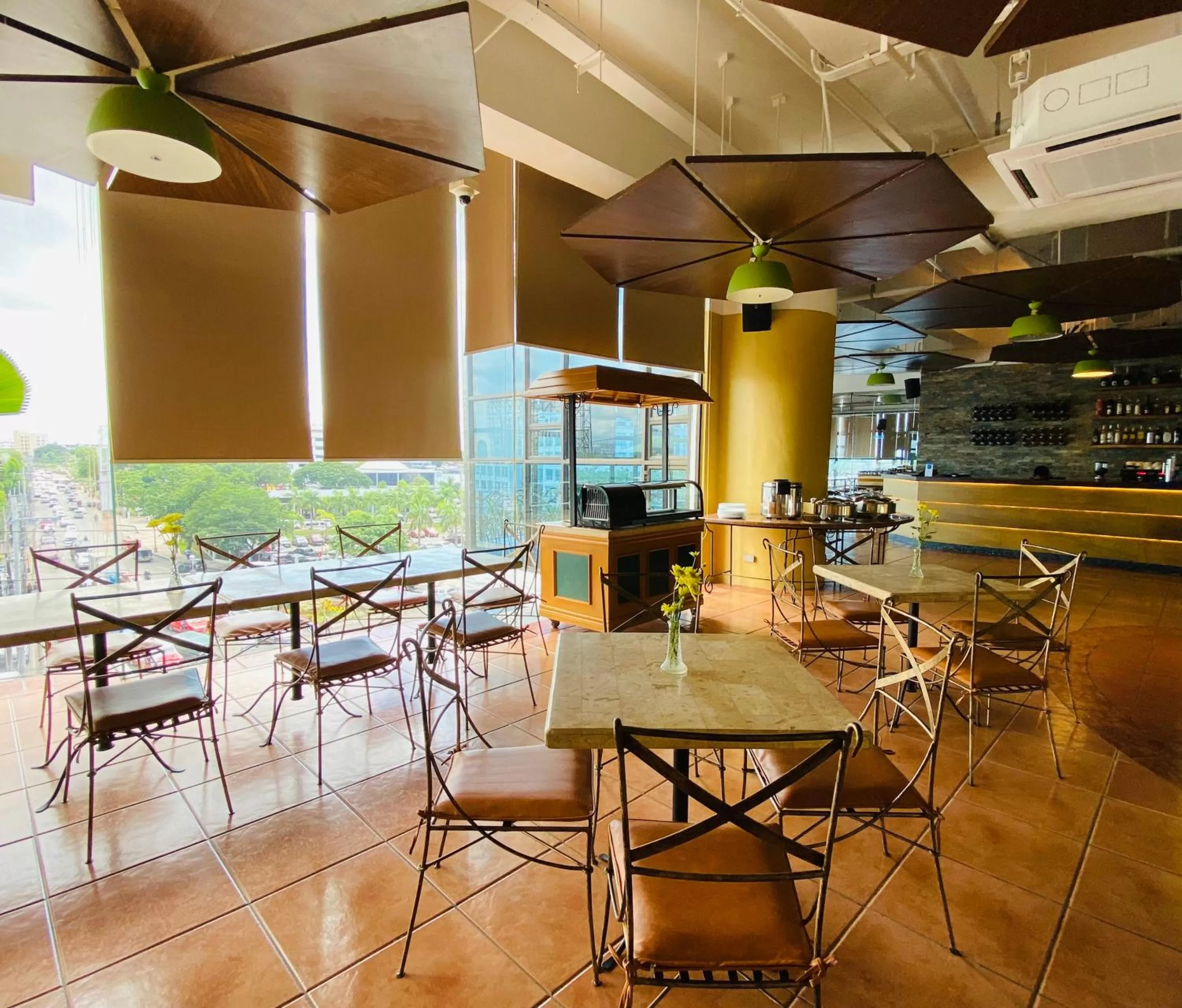 Restaurant/places to eat in Days Hotel by Wyndham Iloilo
