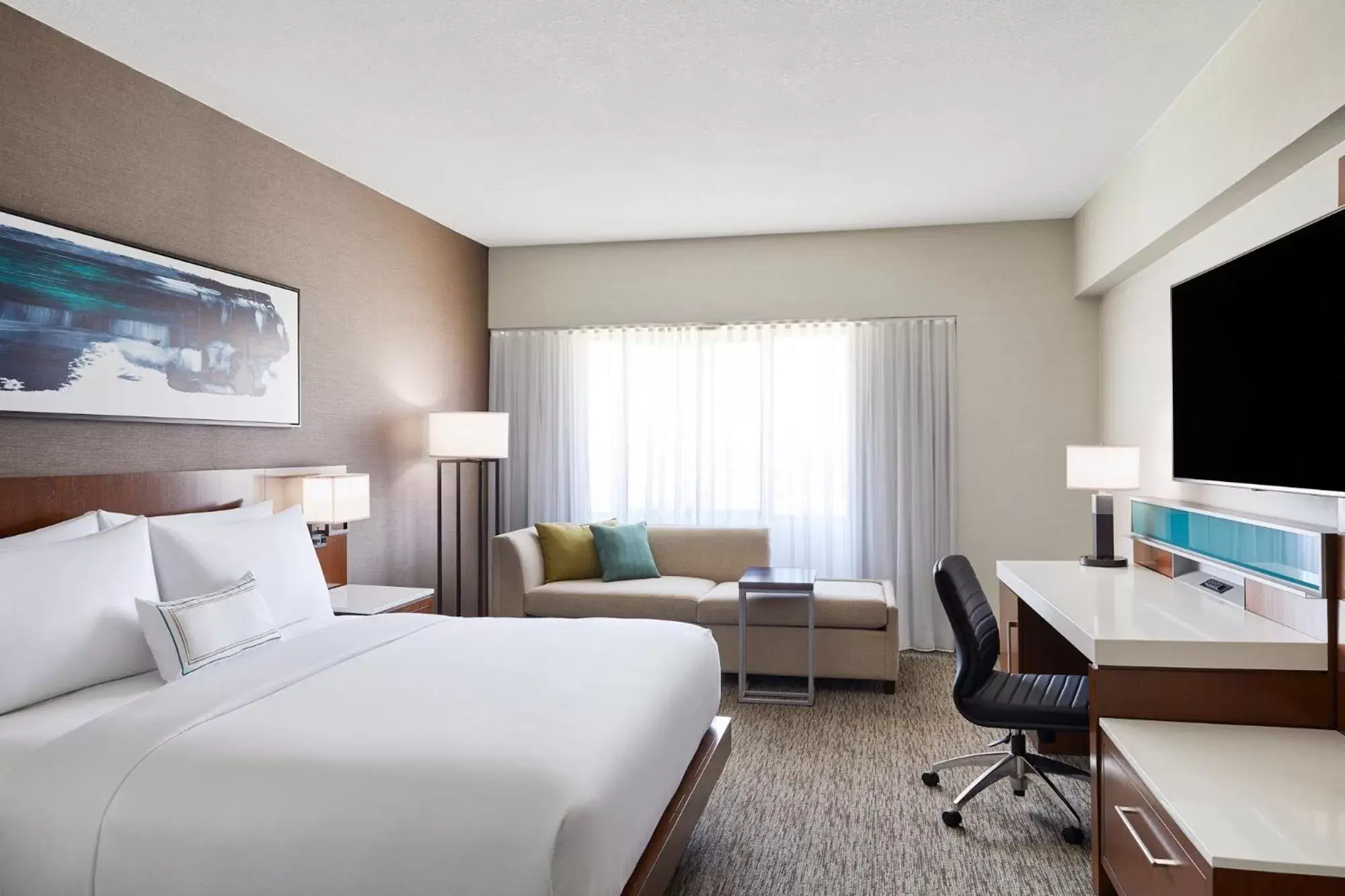 Bedroom, TV/Entertainment Center in Delta Hotels by Marriott Phoenix Mesa