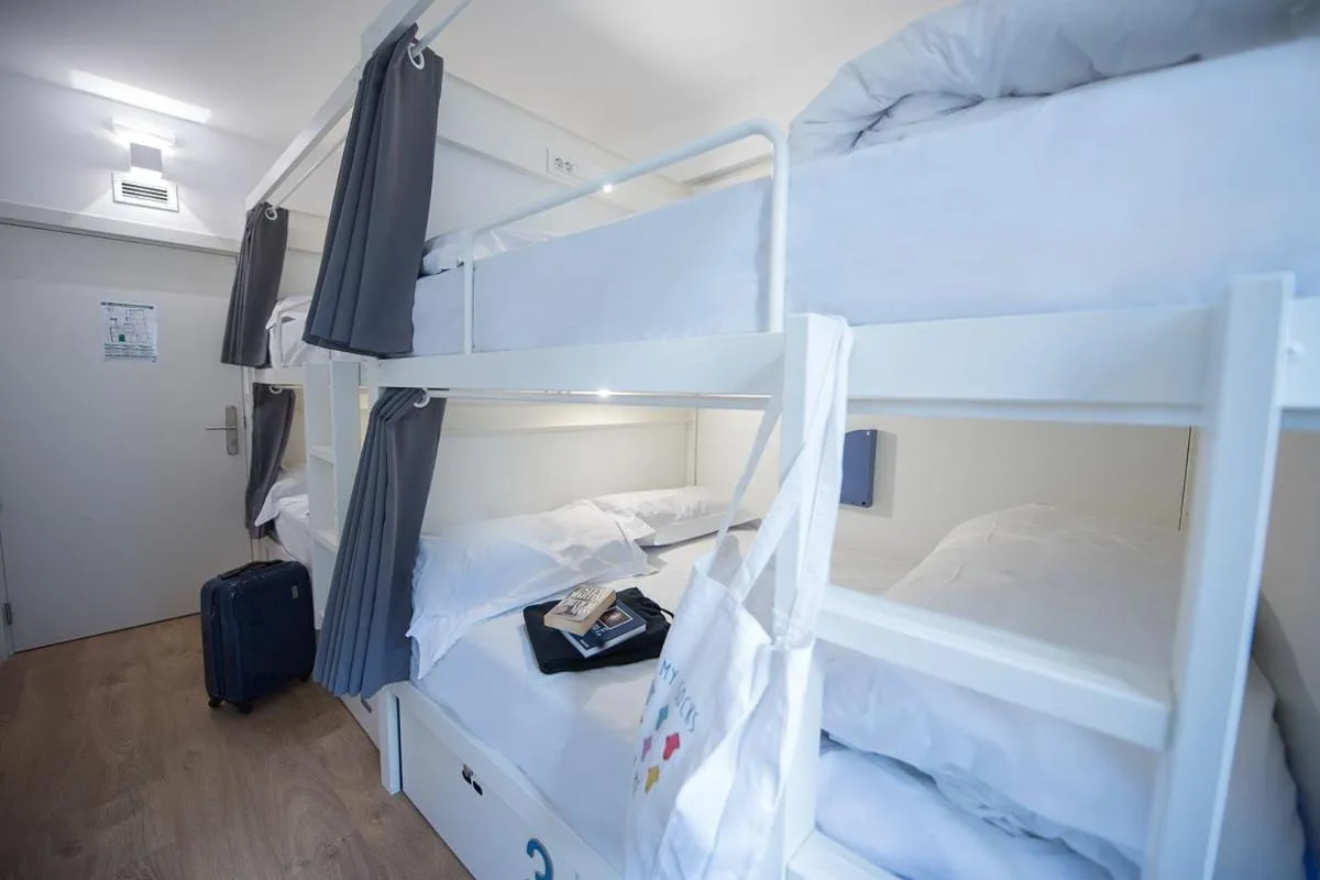 Bed in room00 Lisboa Hostel