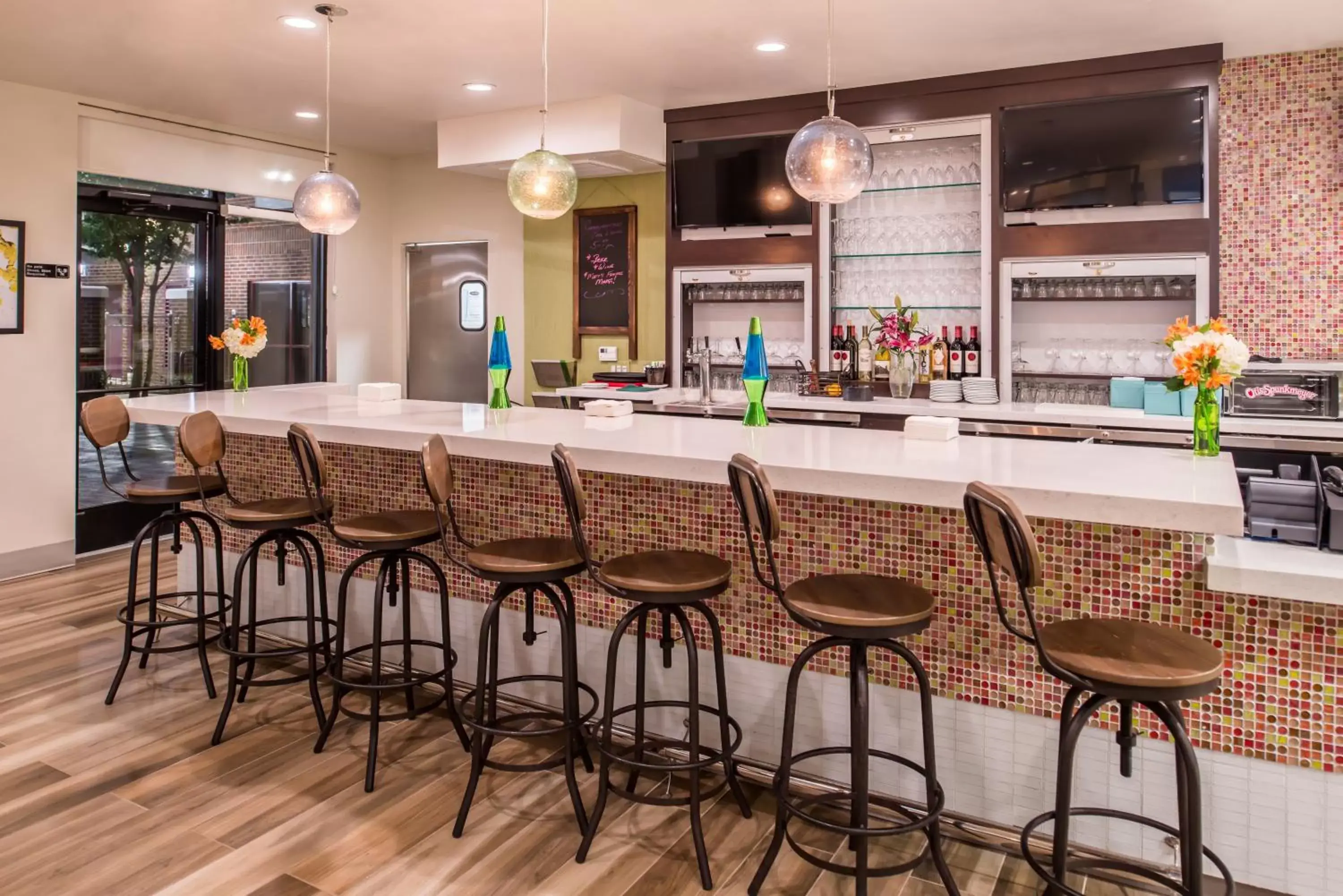 Restaurant/places to eat, Lounge/Bar in Holiday Inn and Suites Addison, an IHG Hotel