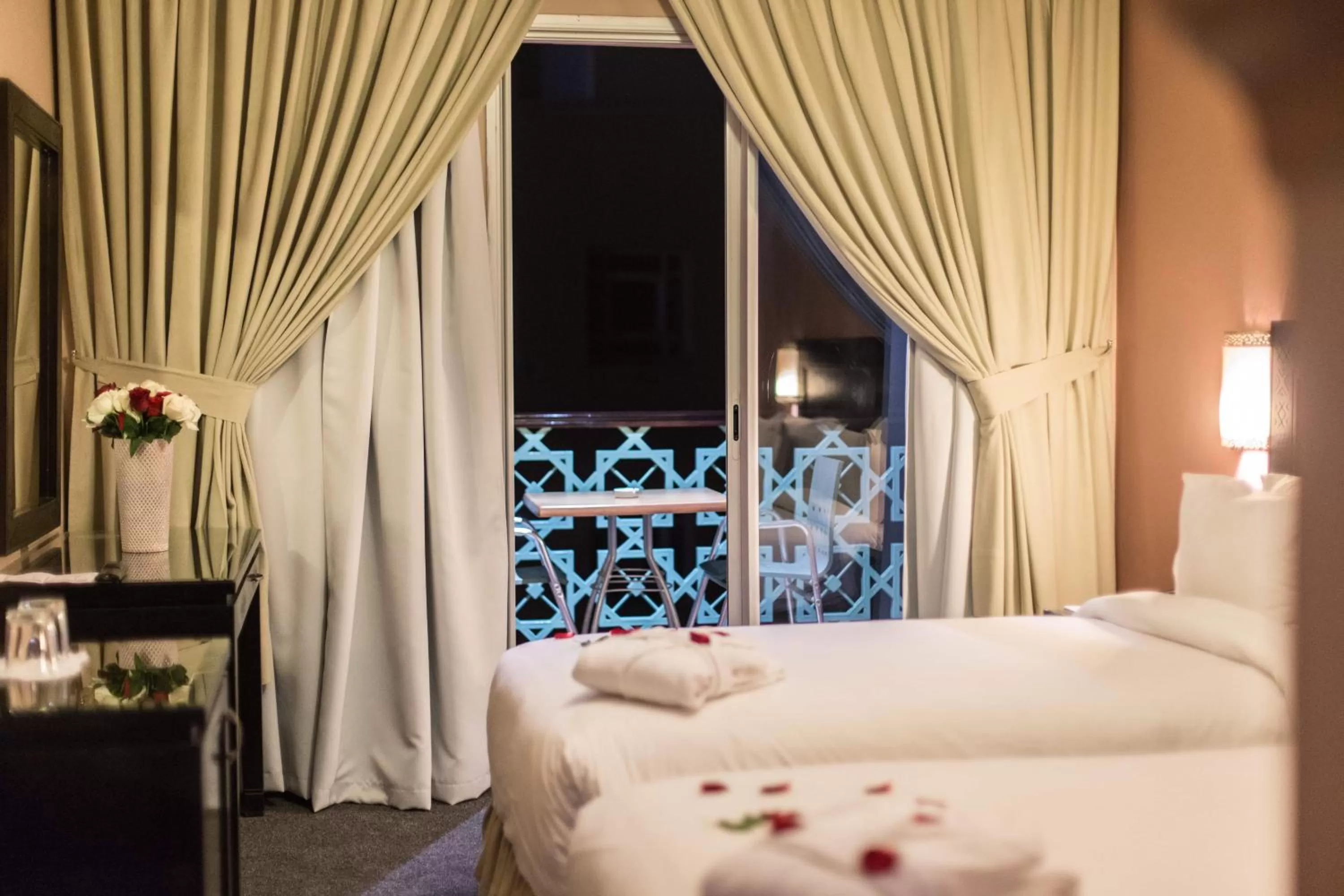 Patio, Bed in Hotel Almas