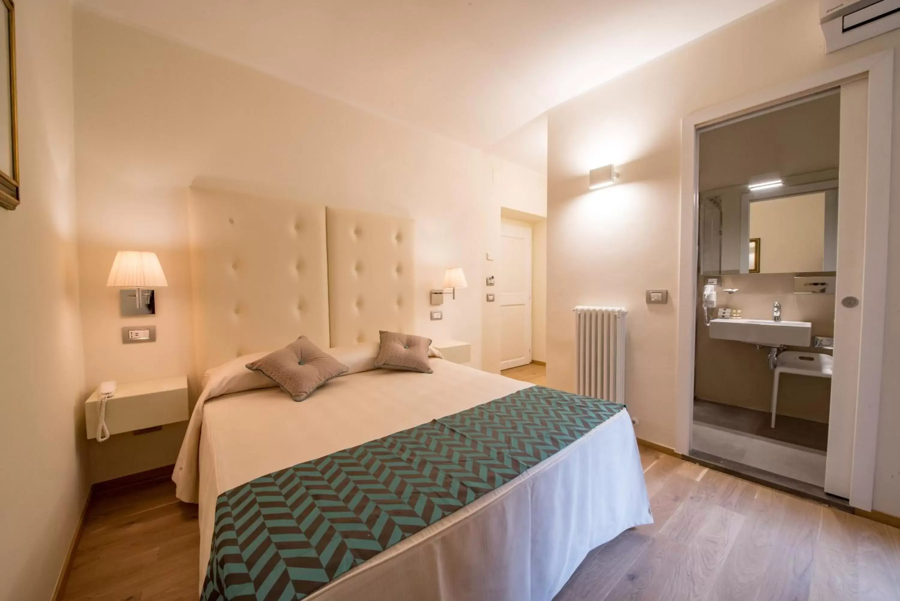 Bathroom, Bed in Hotel Il Palazzo