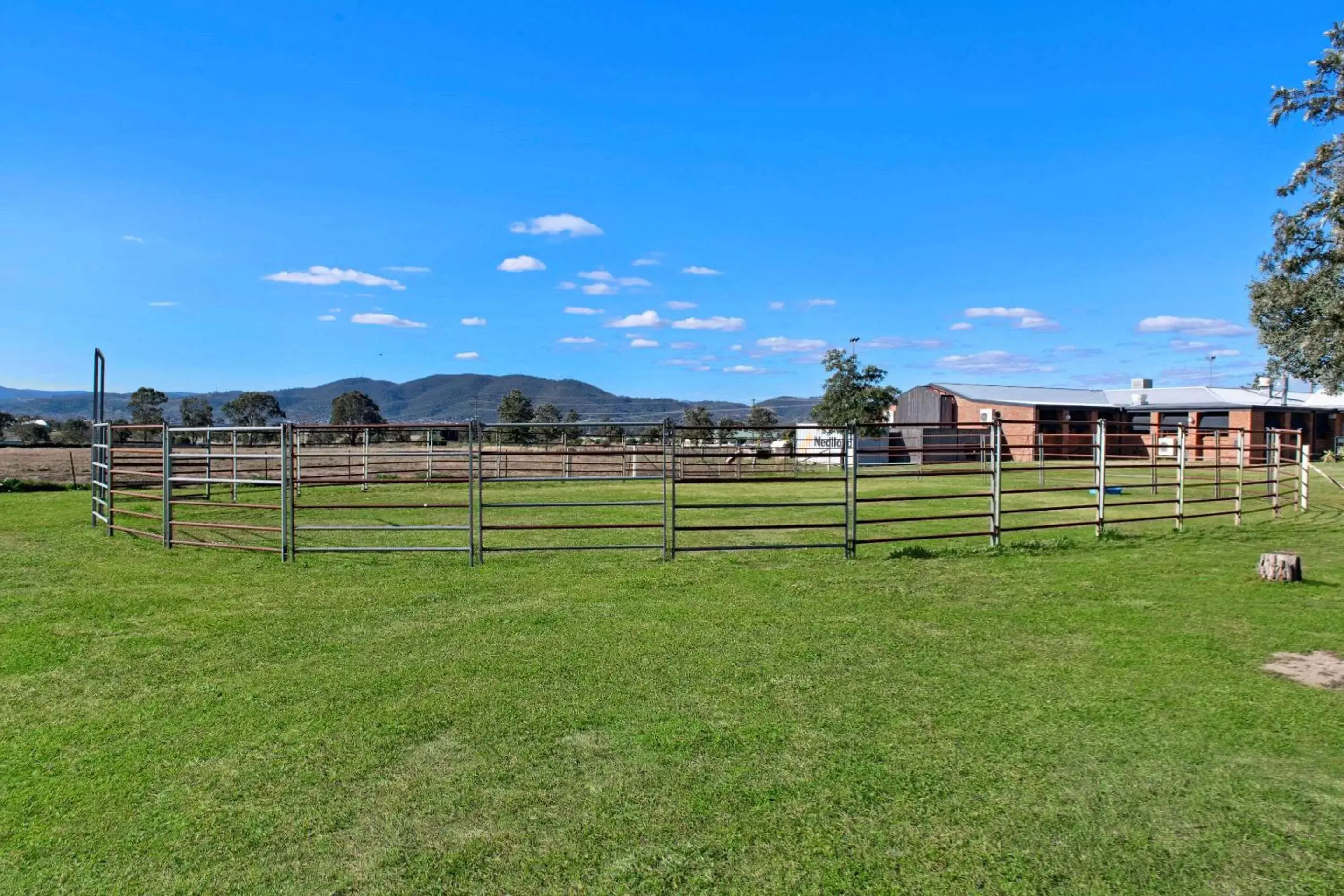 Property building in Econo Lodge Savannah Park Tamworth