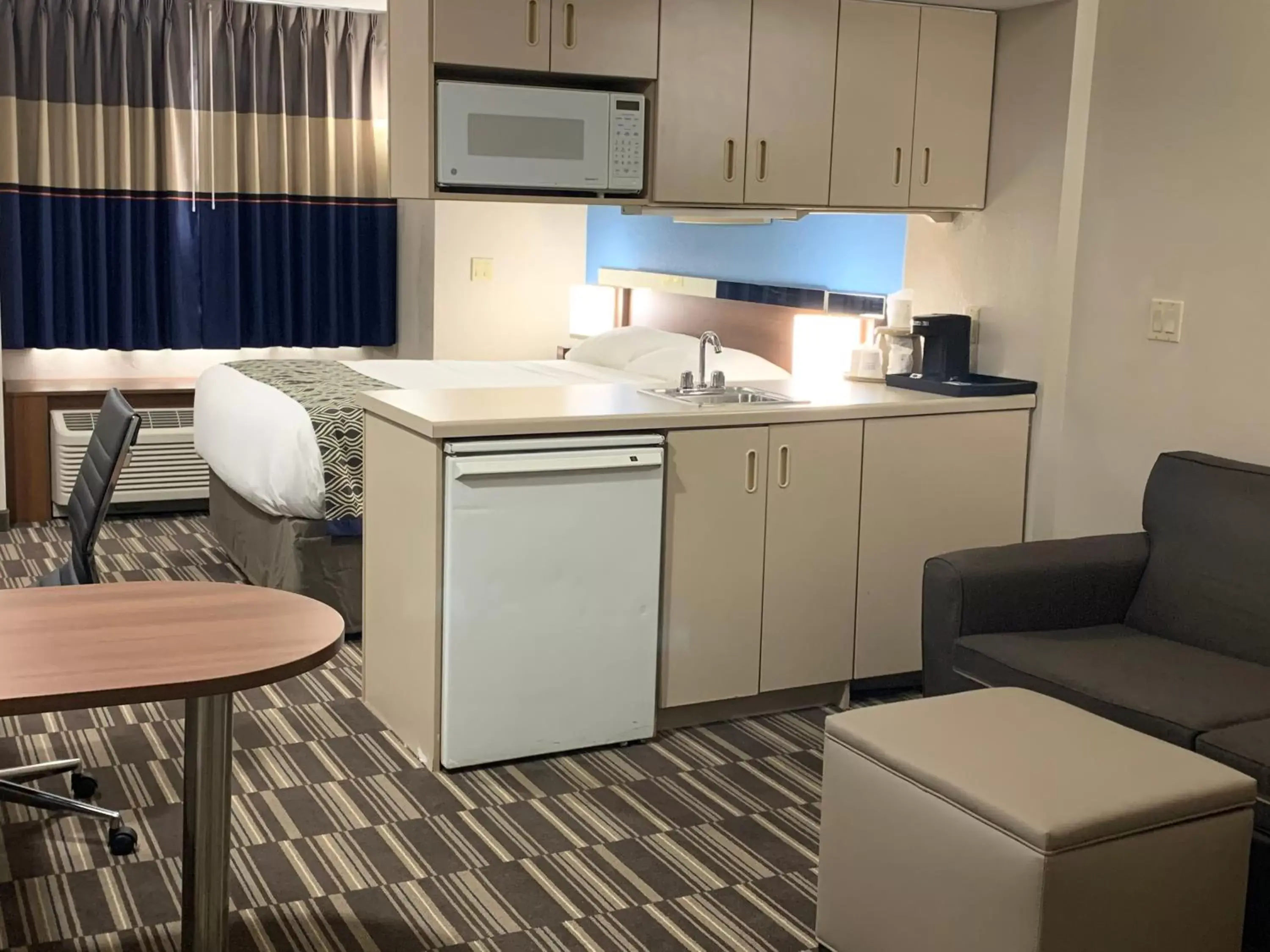 Kitchen/Kitchenette in Microtel Inn & Suites by Wyndham Fond Du Lac