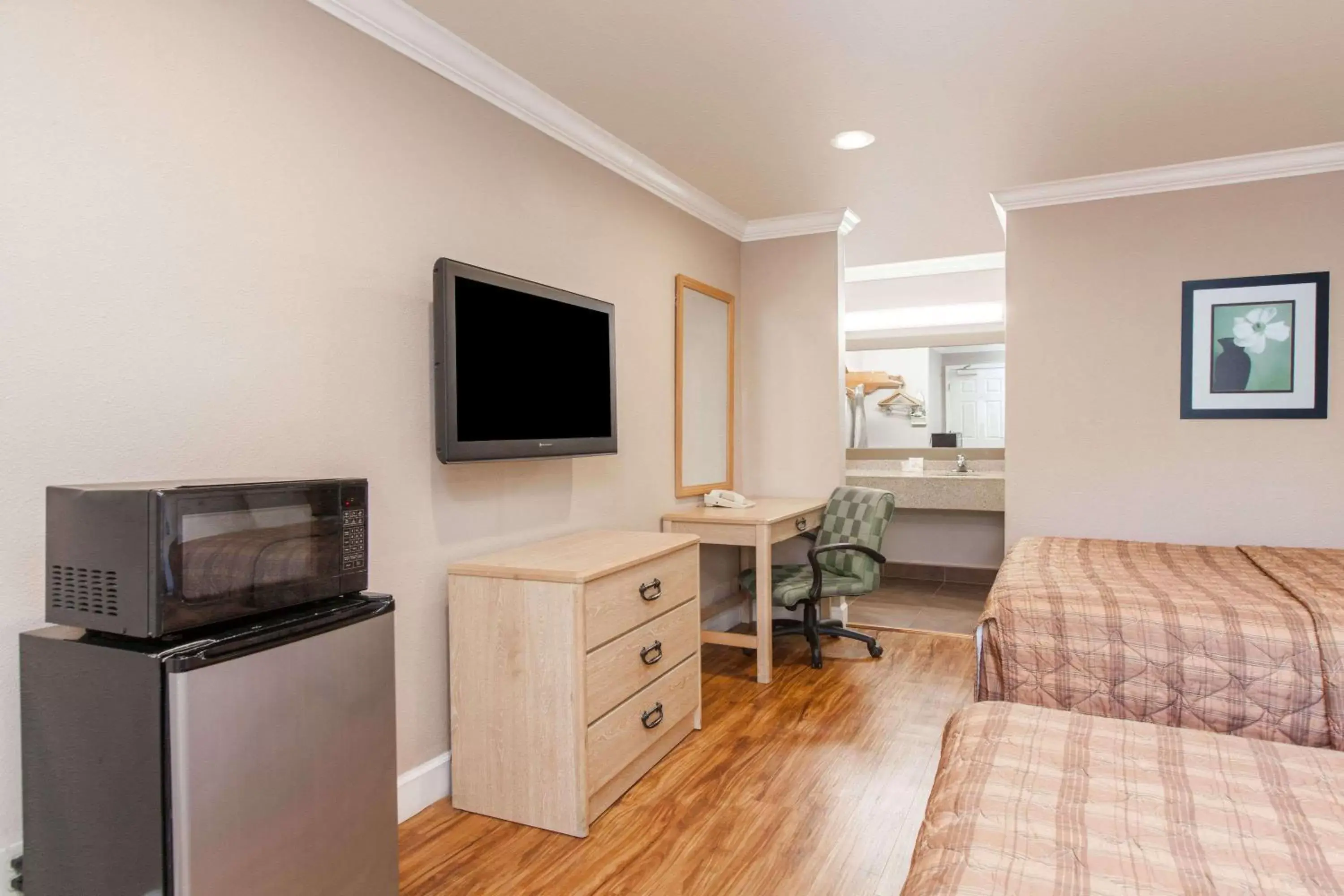 Photo of the whole room, TV/Entertainment Center in Days Inn by Wyndham San Francisco S/Oyster Point Airport