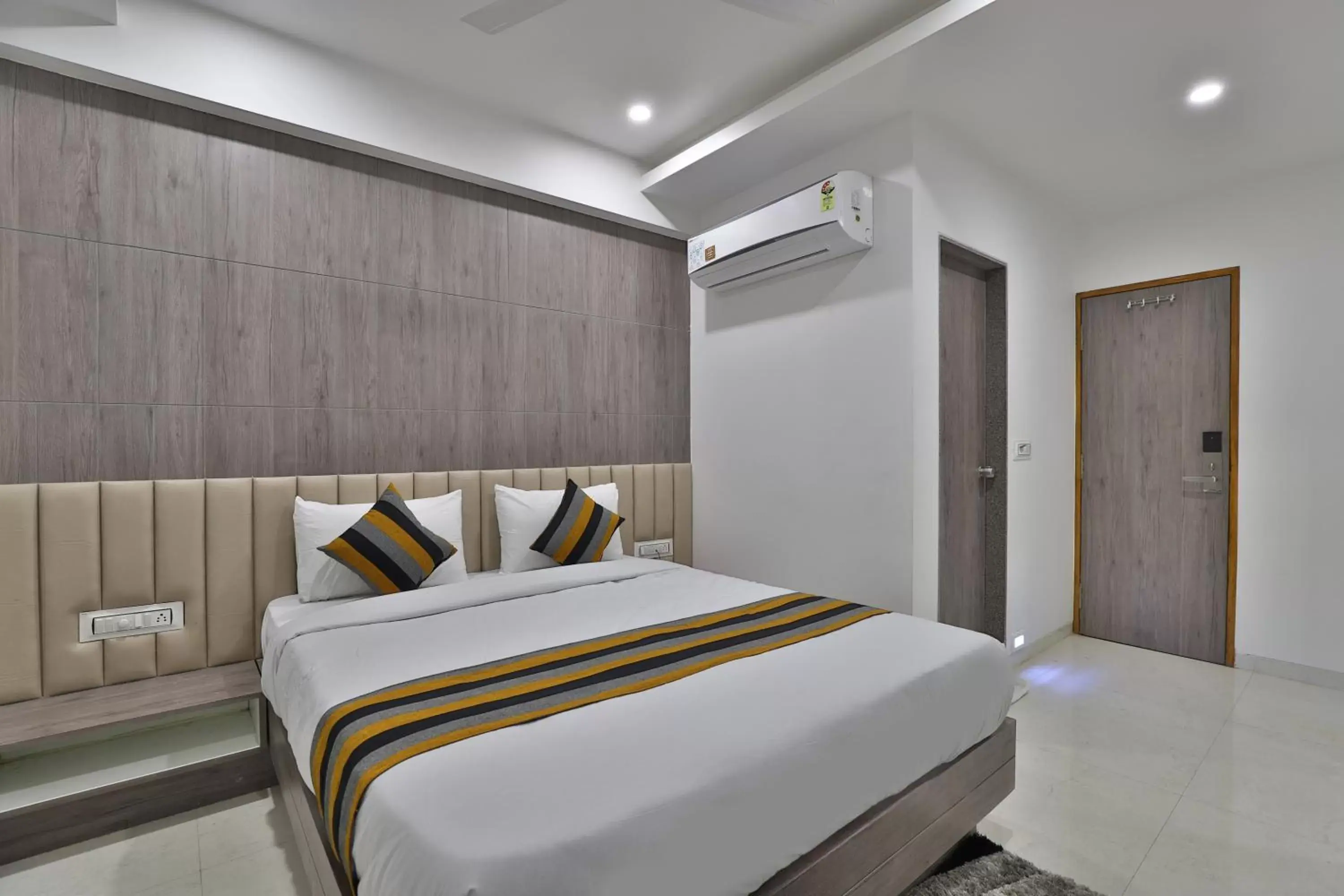 Photo of the whole room, Bed in HOTEL LE GRAND Photo of the whole room, Bed in HOTEL LE GRAND