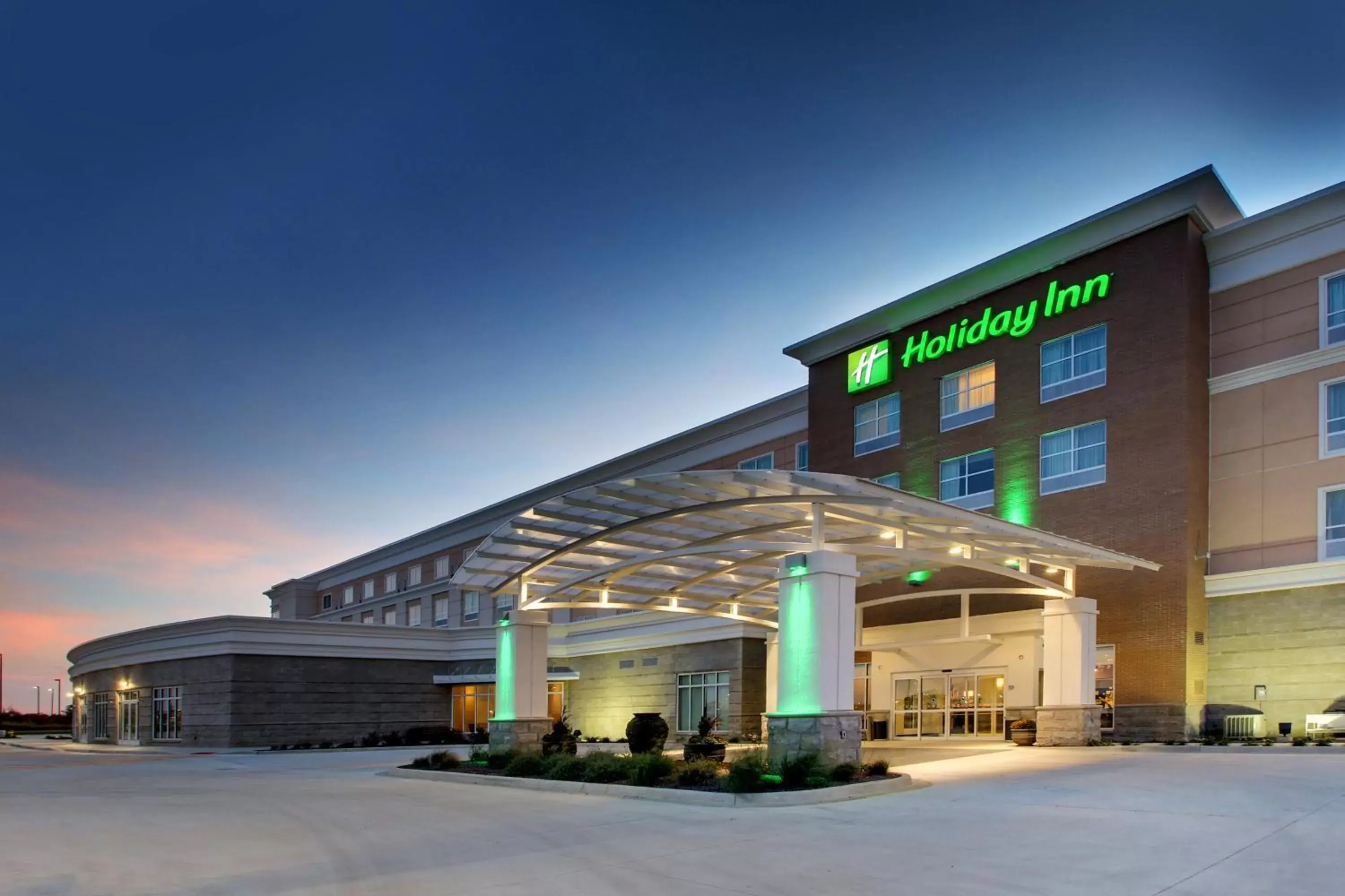 Property building in Holiday Inn & Suites Peoria at Grand Prairie, an IHG Hotel
