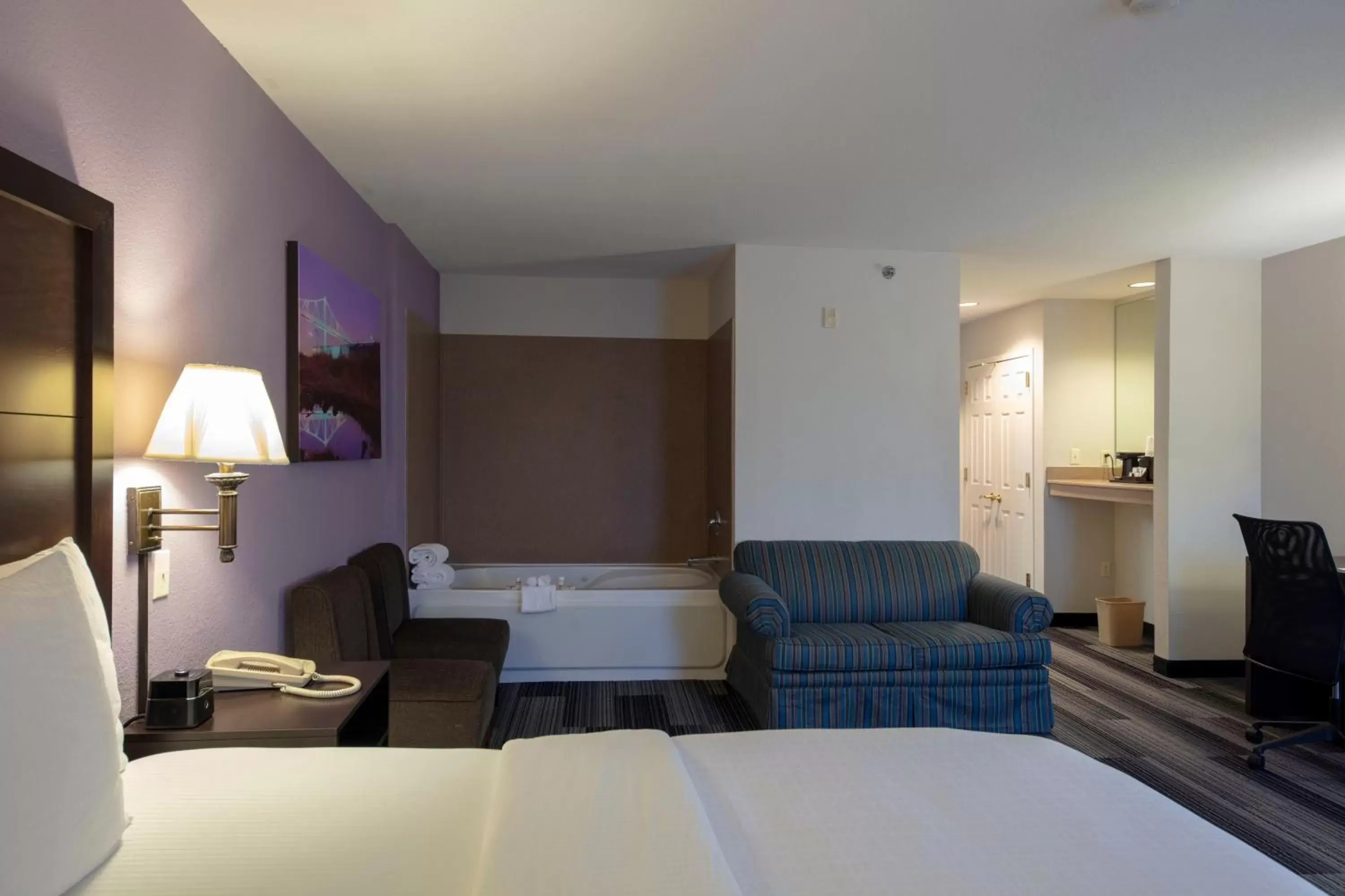 Photo of the whole room, Bed in La Quinta by Wyndham Springfield Airport Plaza