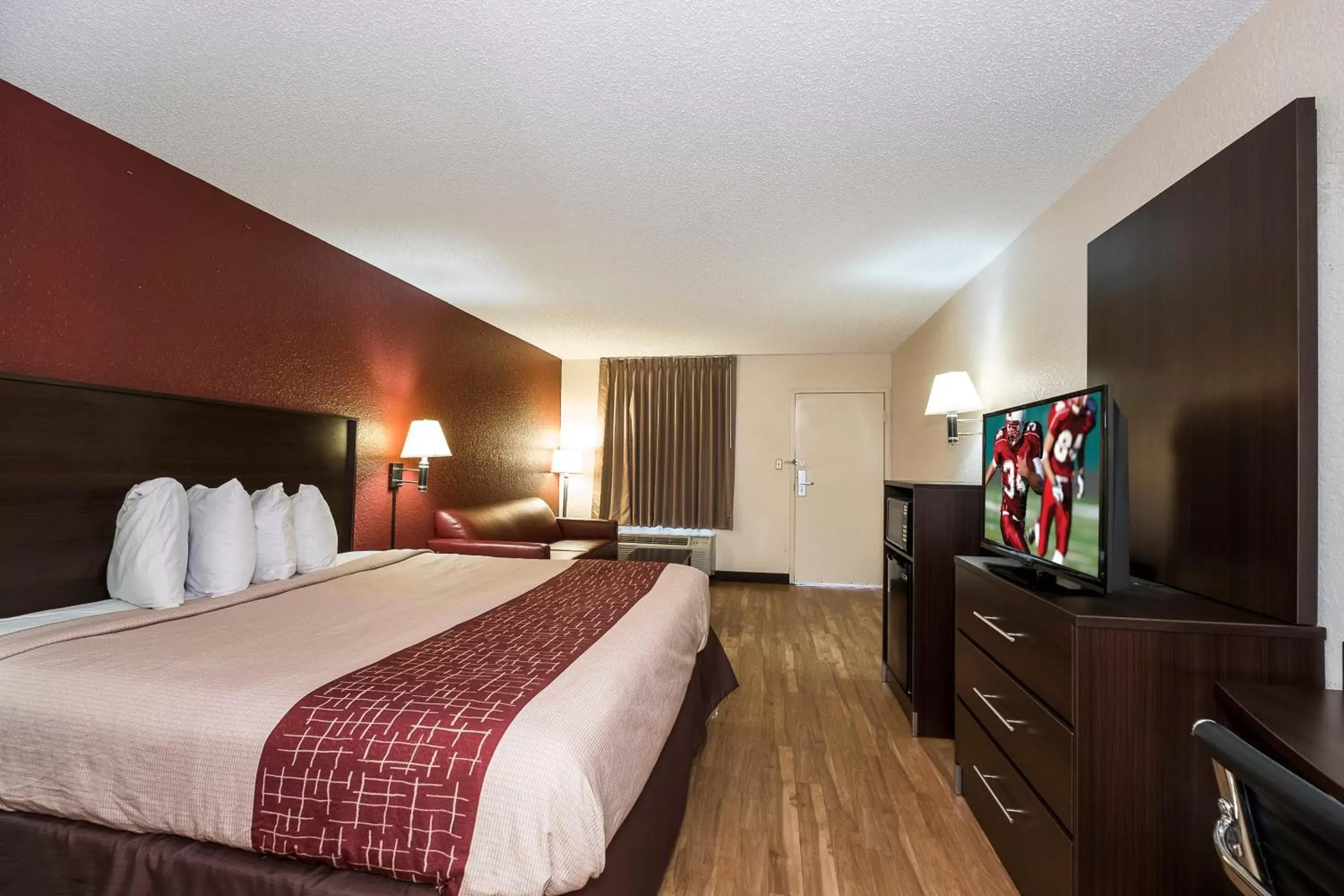 Bedroom, TV/Entertainment Center in Red Roof Inn Kingsland