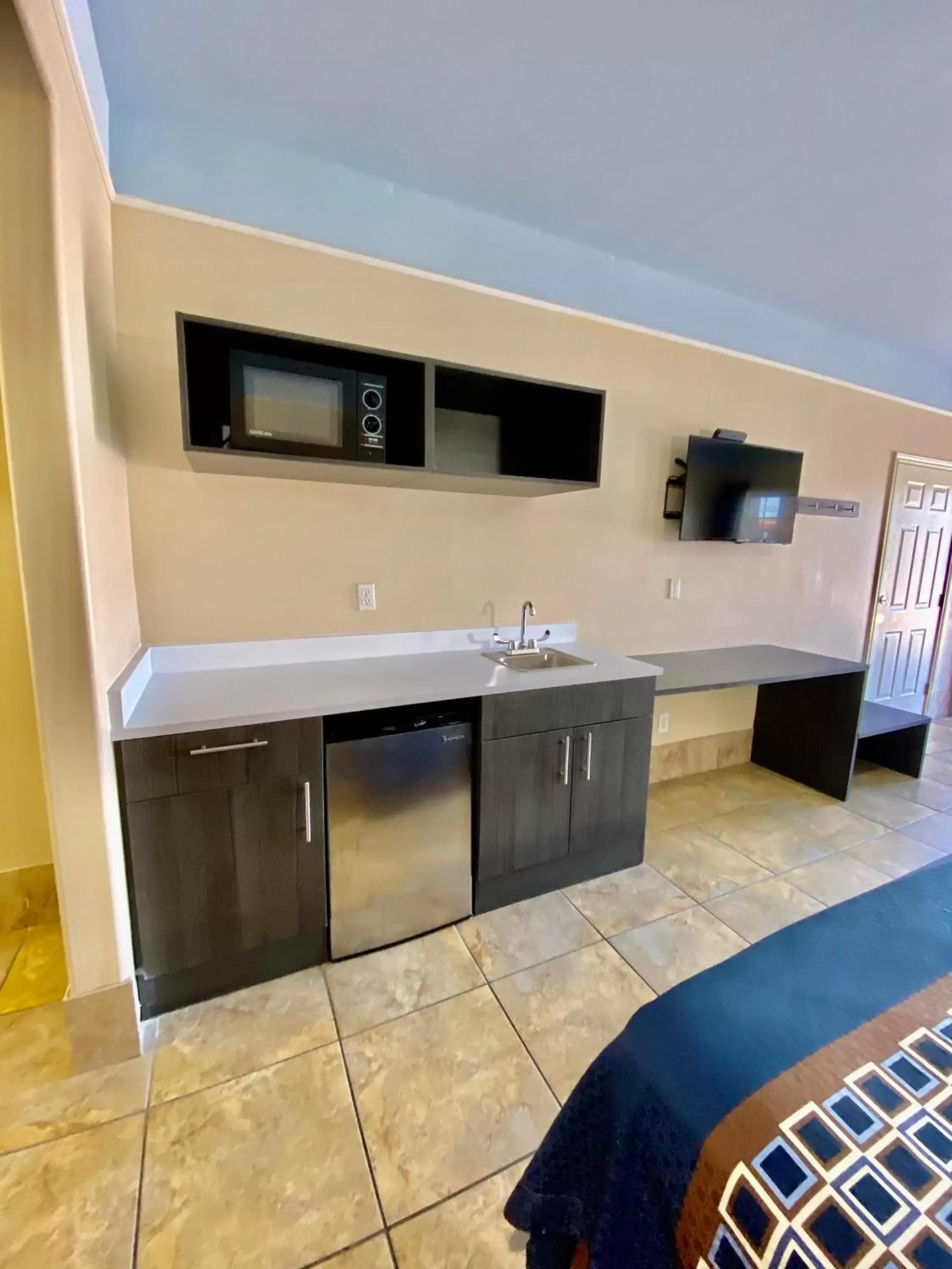 Kitchen/Kitchenette in Texas Inn & Suites McAllen at La Plaza Mall and Airport