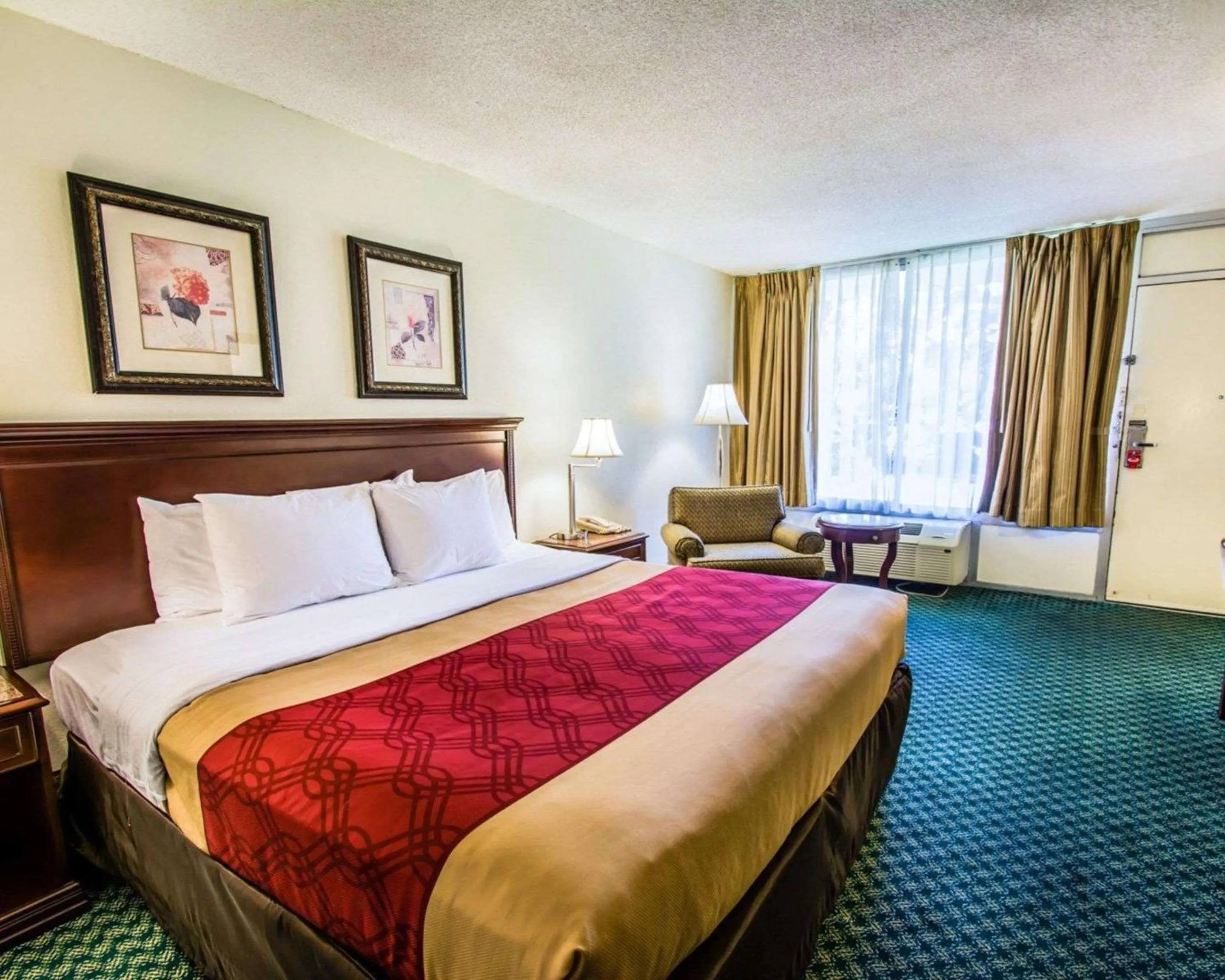 Photo of the whole room, Bed in Econo Lodge Port Canaveral Area