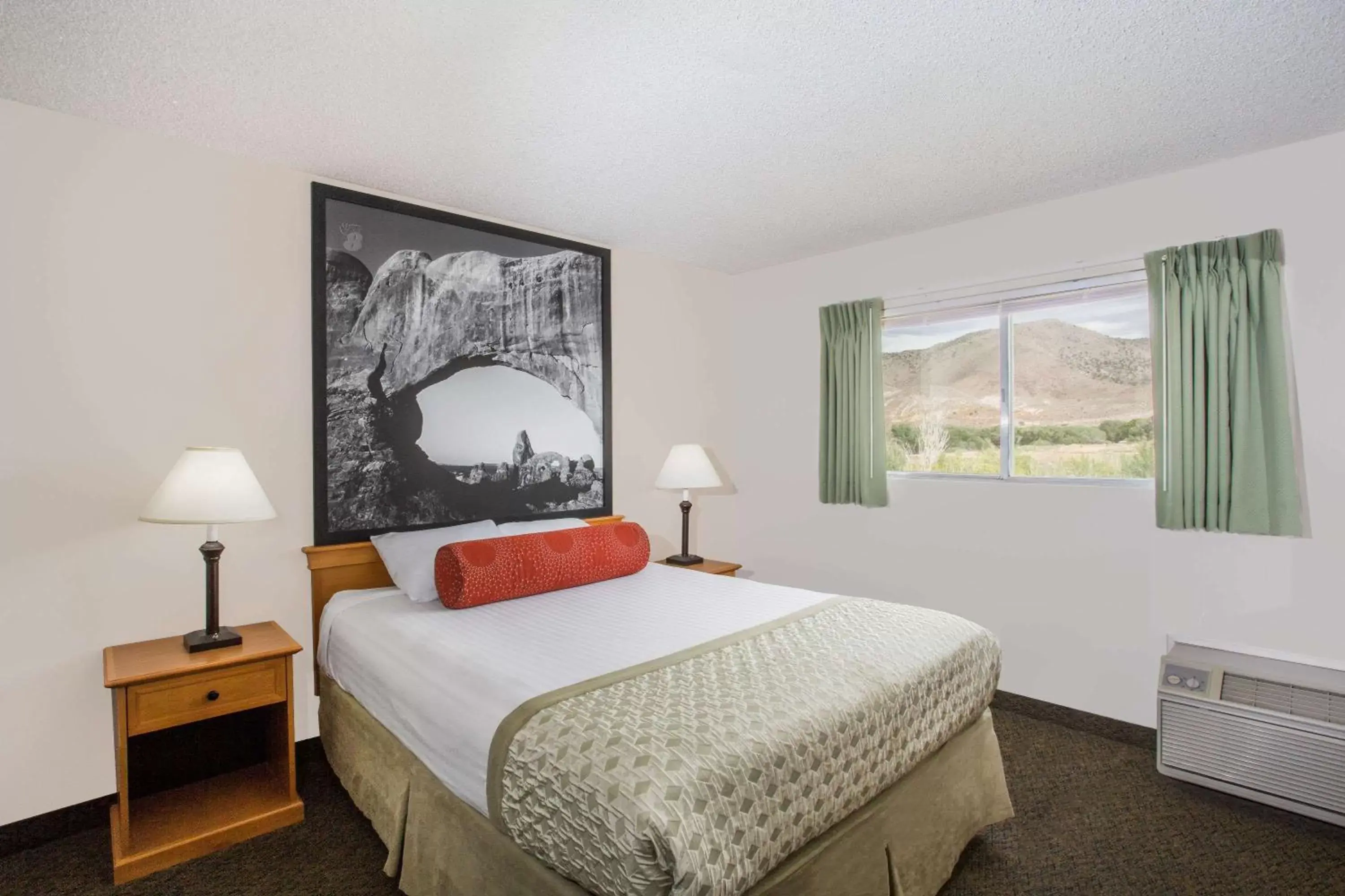 On site, Bed in Super 8 by Wyndham Salina/Scenic Hills Area