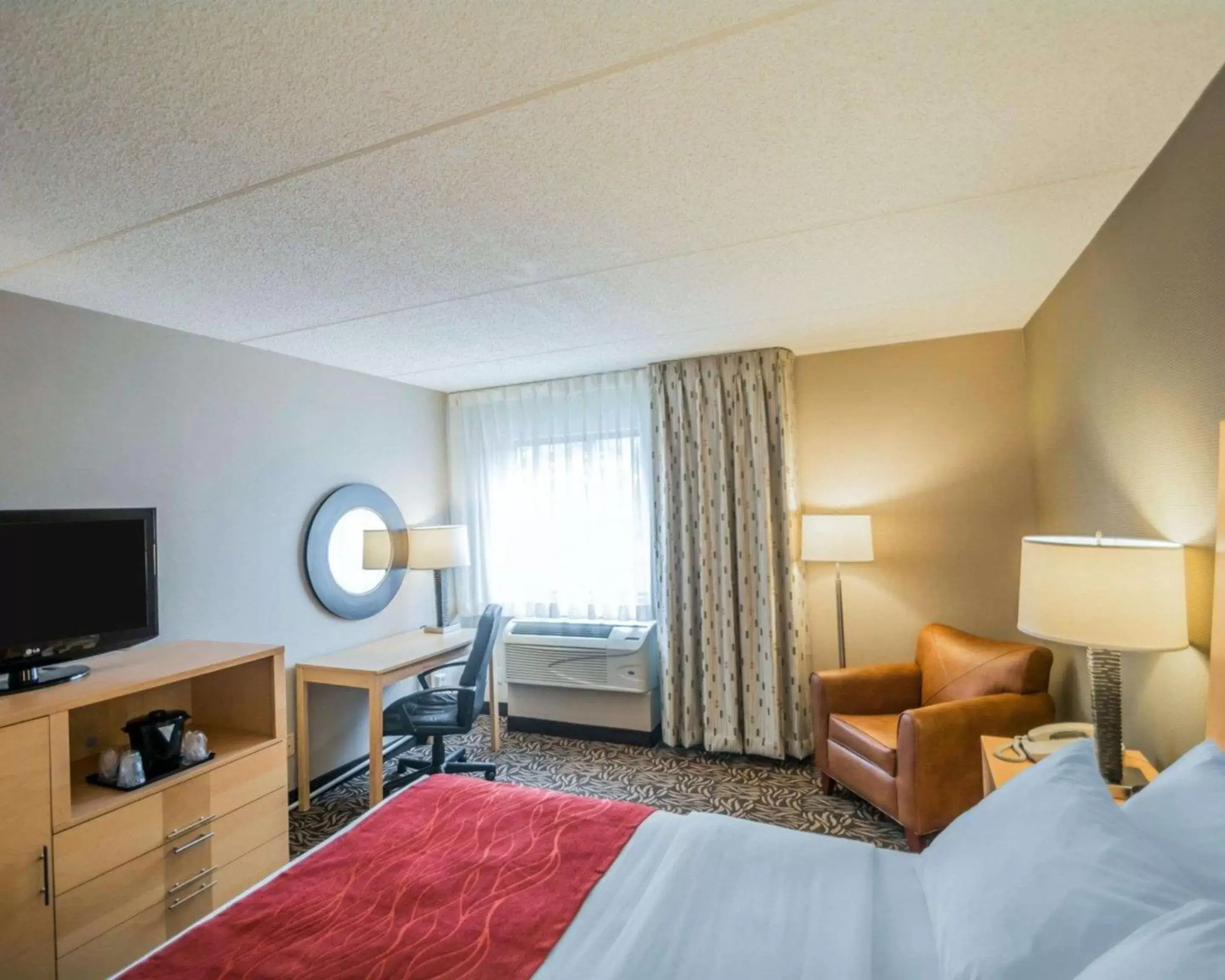 Photo of the whole room, TV/Entertainment Center in Comfort Inn - NYS Fairgrounds