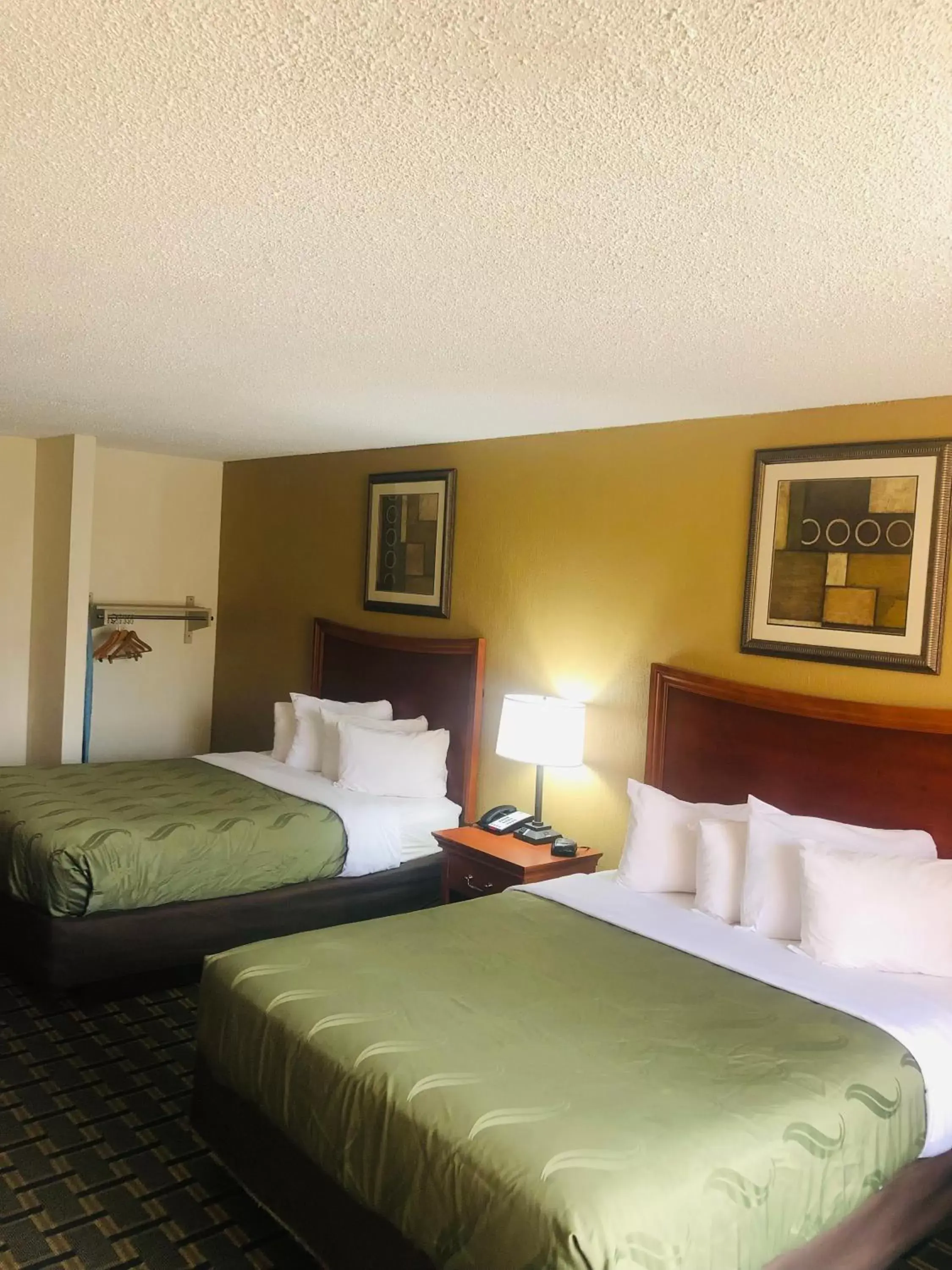 Bed in Quail Inn and Suites - Myrtle Beach