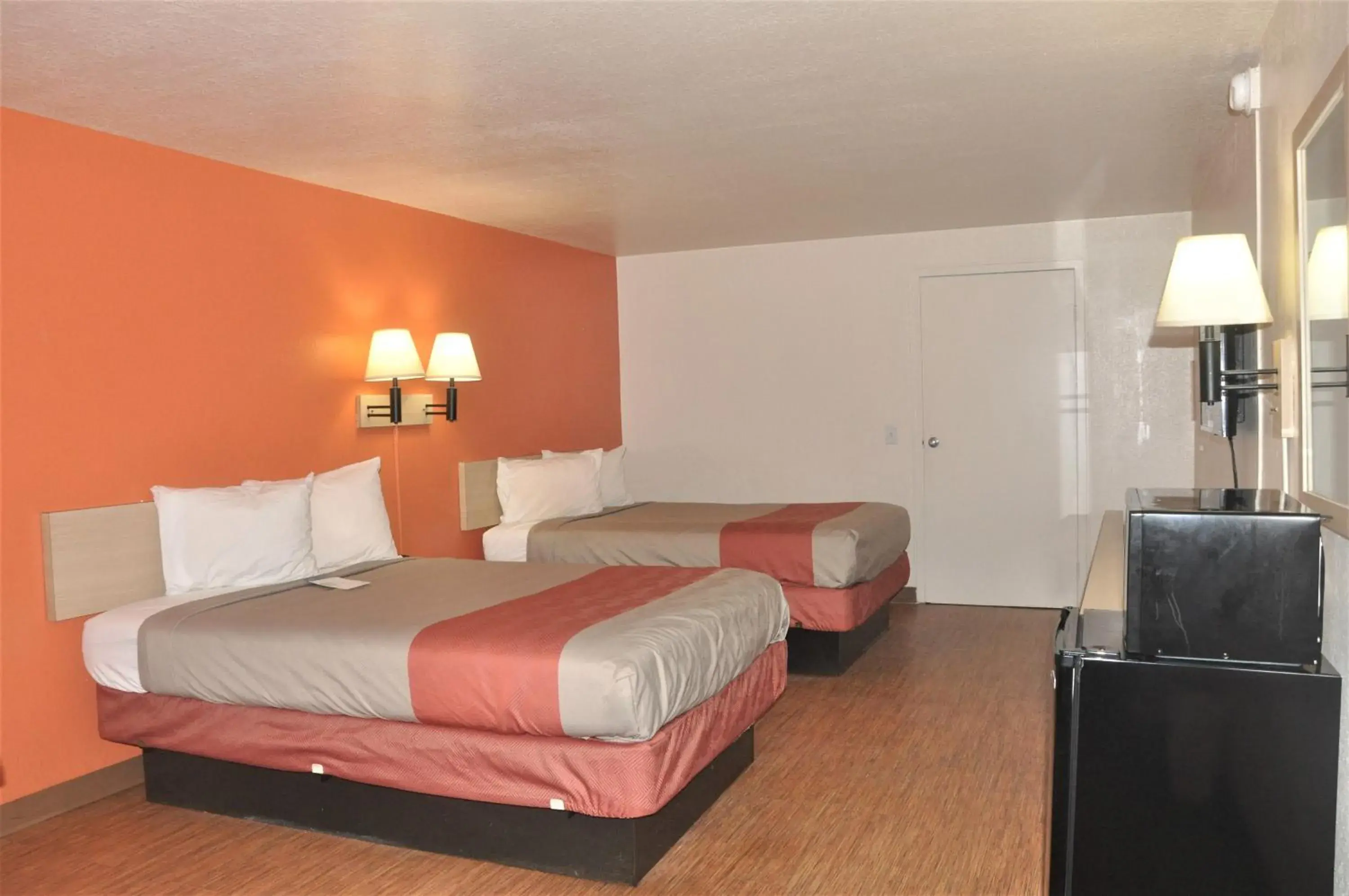 Photo of the whole room, Bed in Motel 6-Raleigh, NC - Cary