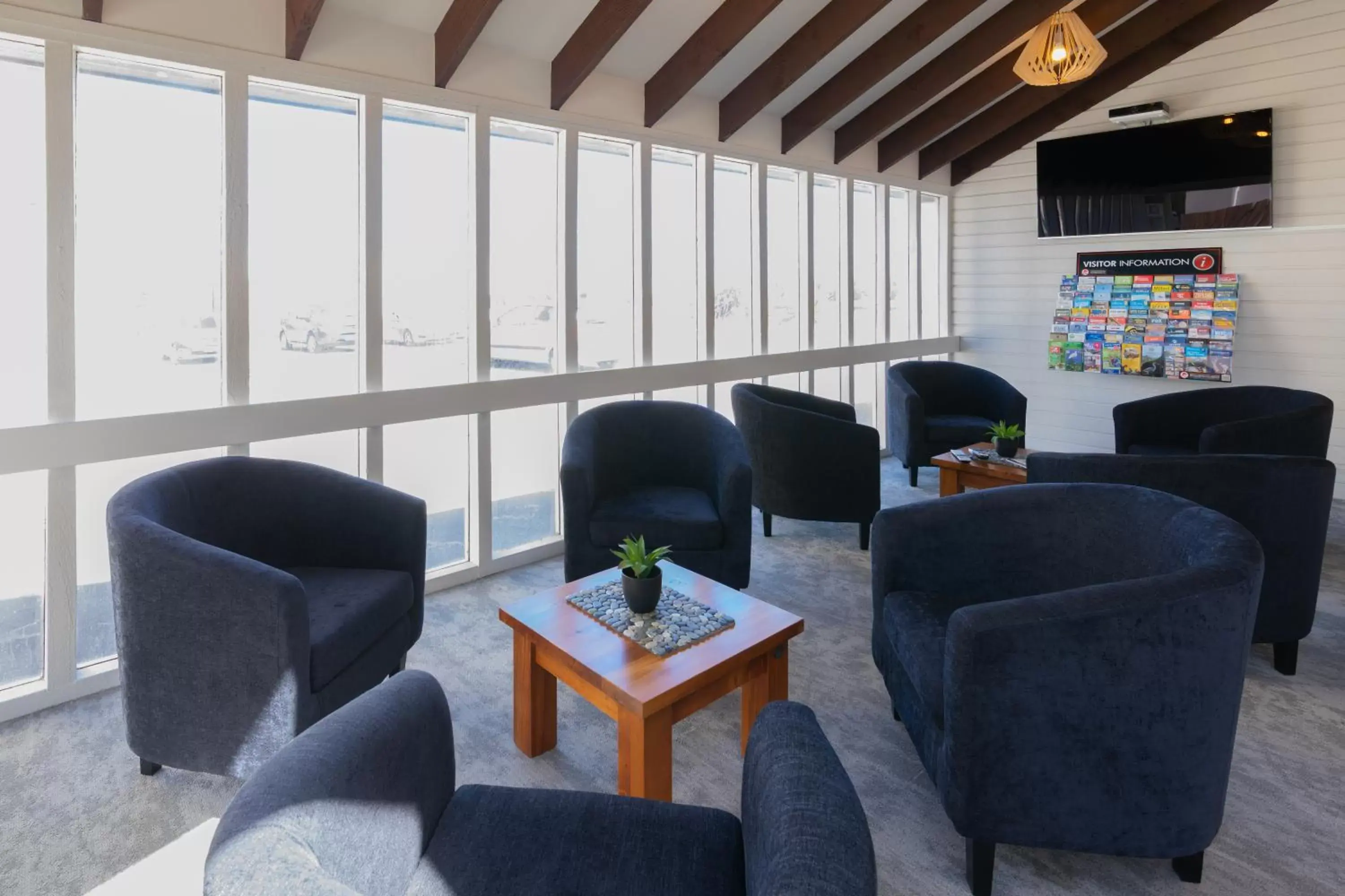 Communal lounge/ TV room, Seating Area in Beachfront Hotel Hokitika