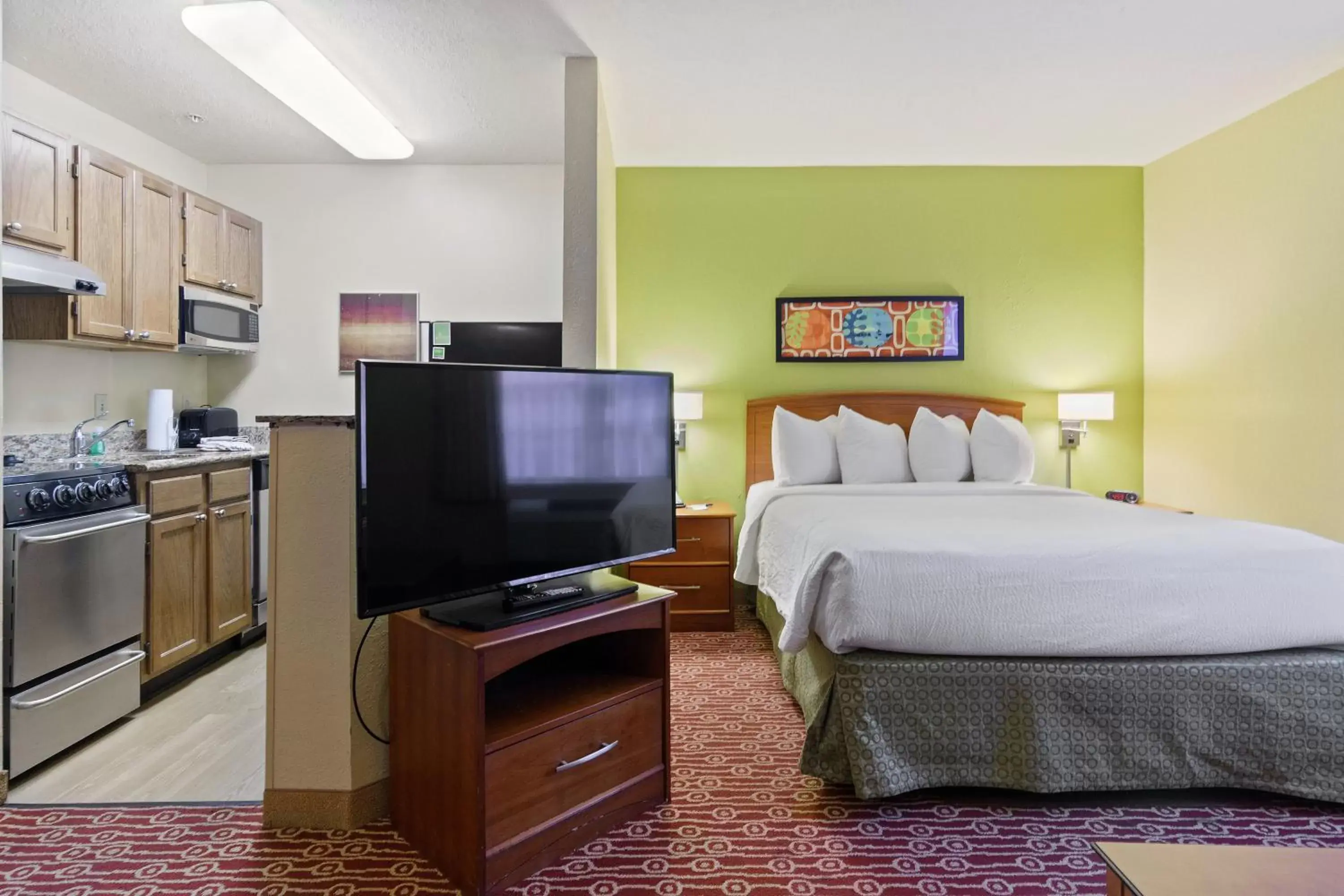 Bed, TV/Entertainment Center in Extended Stay America Suites - Richmond - Glen Allen - Short Pump