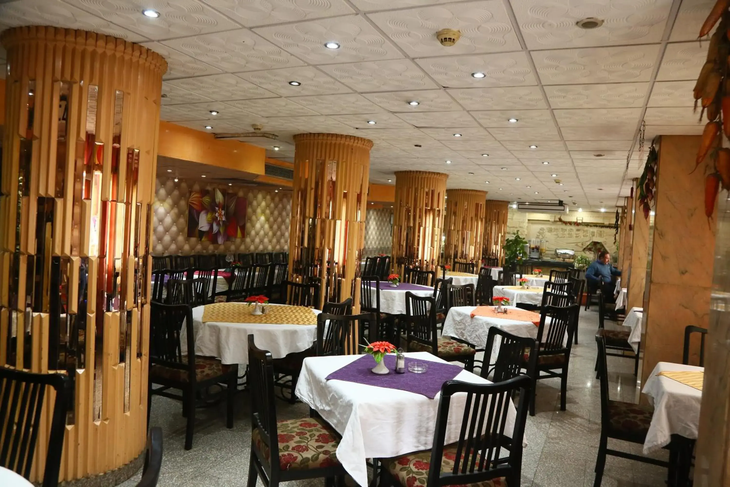 Restaurant/Places to Eat in Happy City Hotel