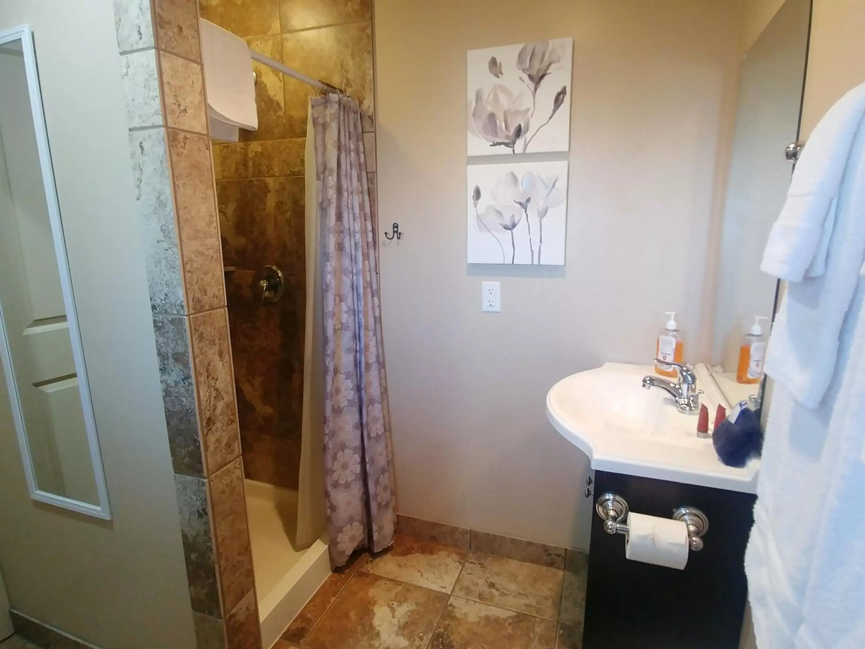Bathroom in Lake Powell Motel & Apartments