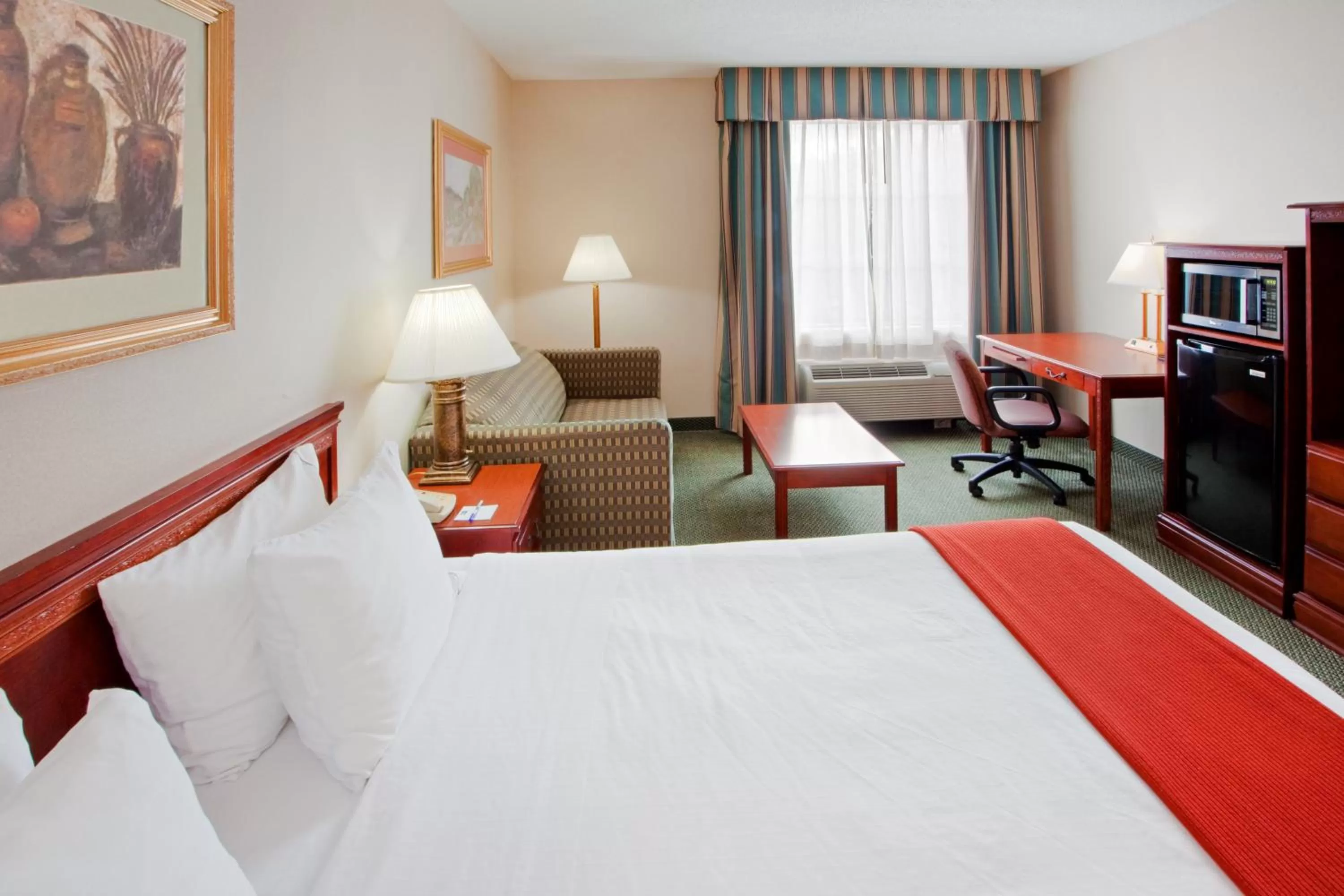 Photo of the whole room, Bed in Holiday Inn Express Hanover by IHG