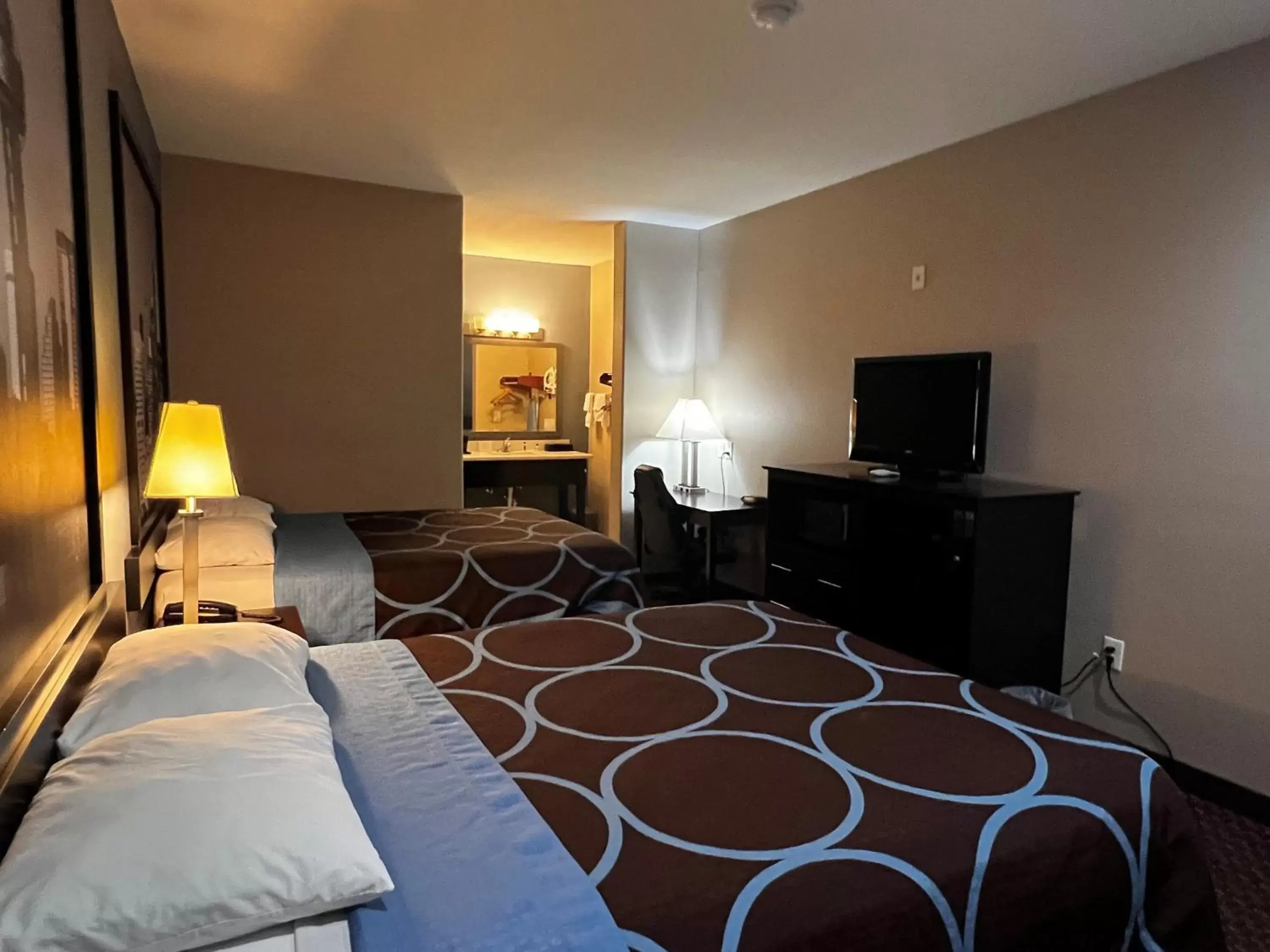 Photo of the whole room, Bed in Super 8 by Wyndham Center