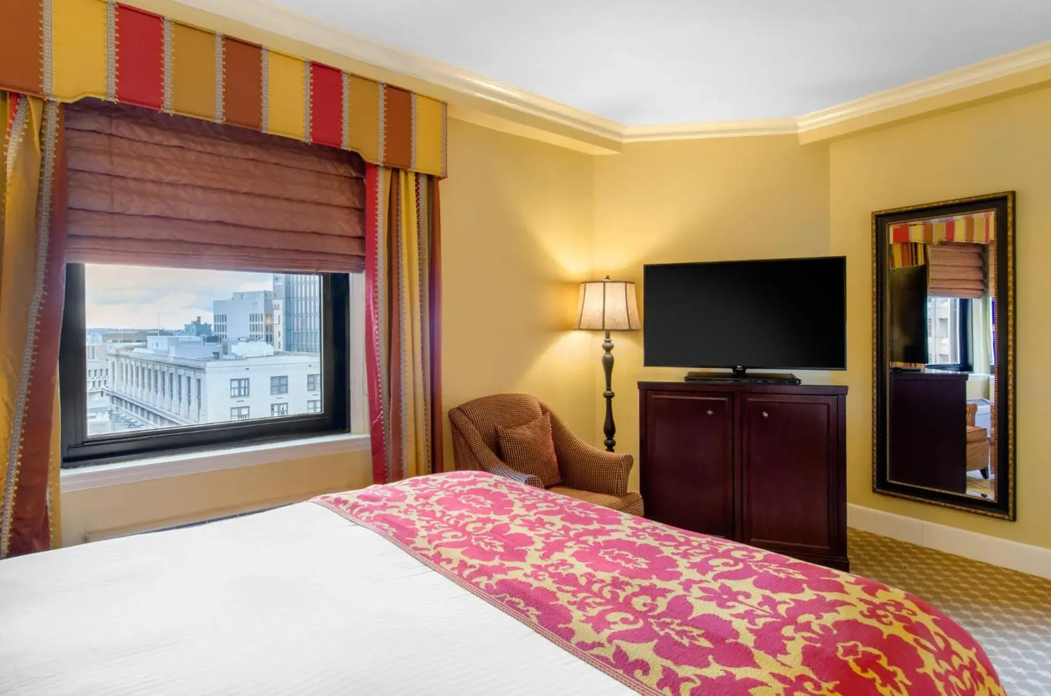 Photo of the whole room, Bed in Boston Omni Parker House Hotel