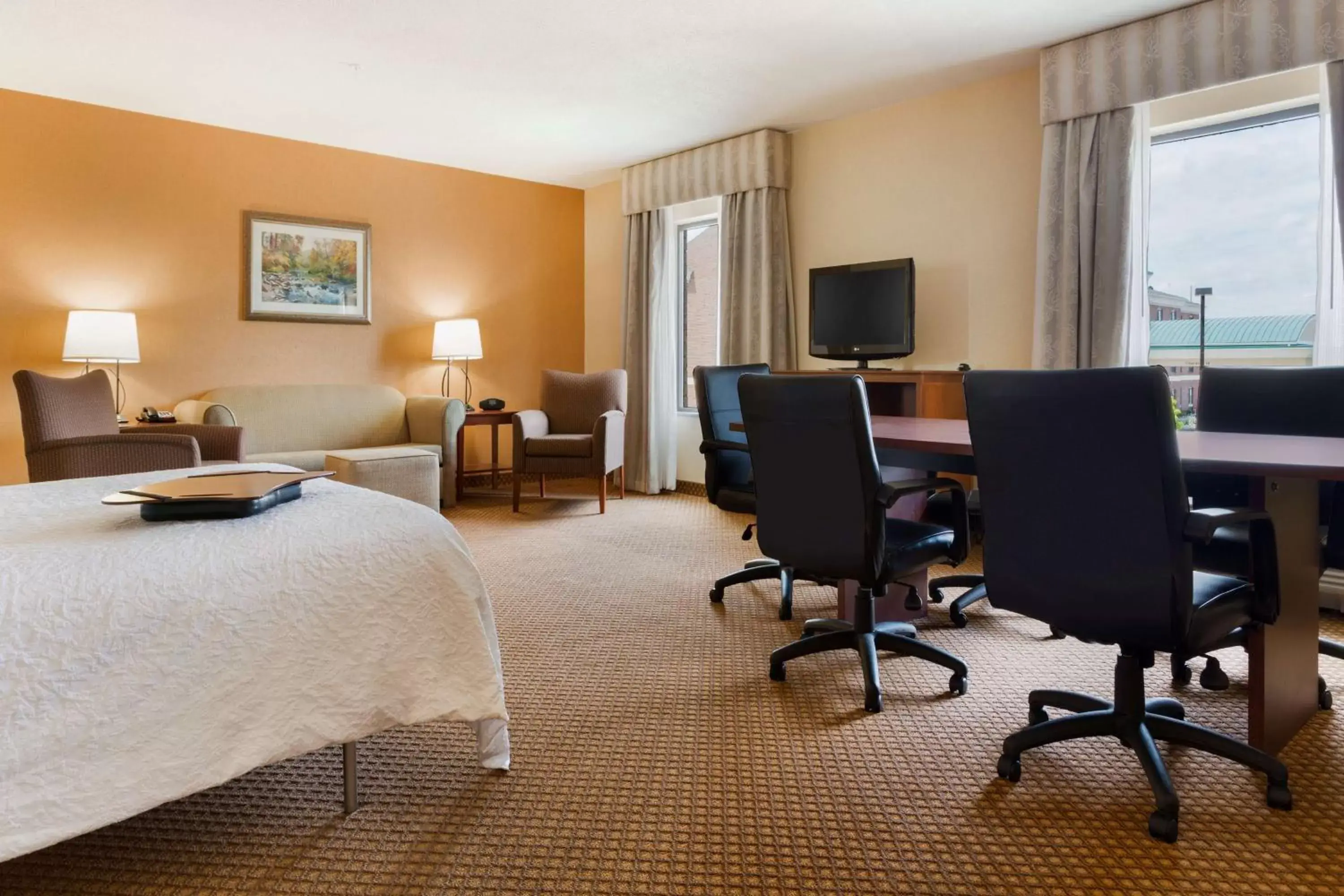 Bed in Hampton Inn & Suites Detroit/Chesterfield