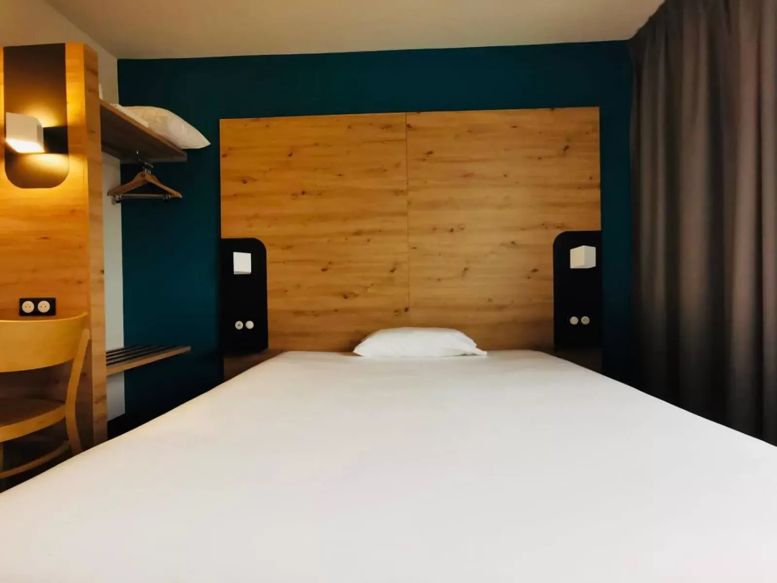 Photo of the whole room, Bed in B&B HOTEL Saint-Martin-de-Crau Alpilles Camargue
