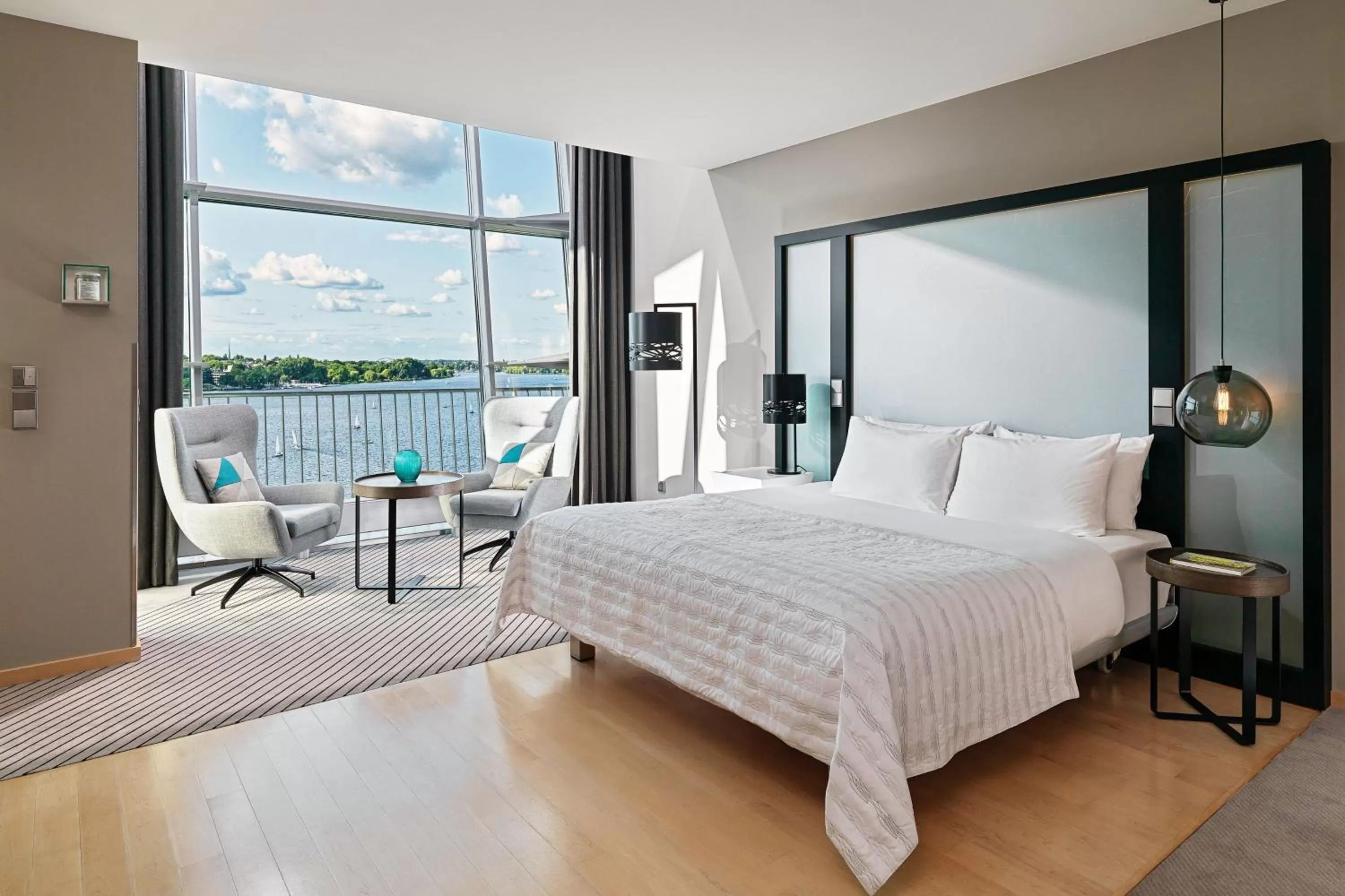 Photo of the whole room, Bed in Le Méridien Hamburg