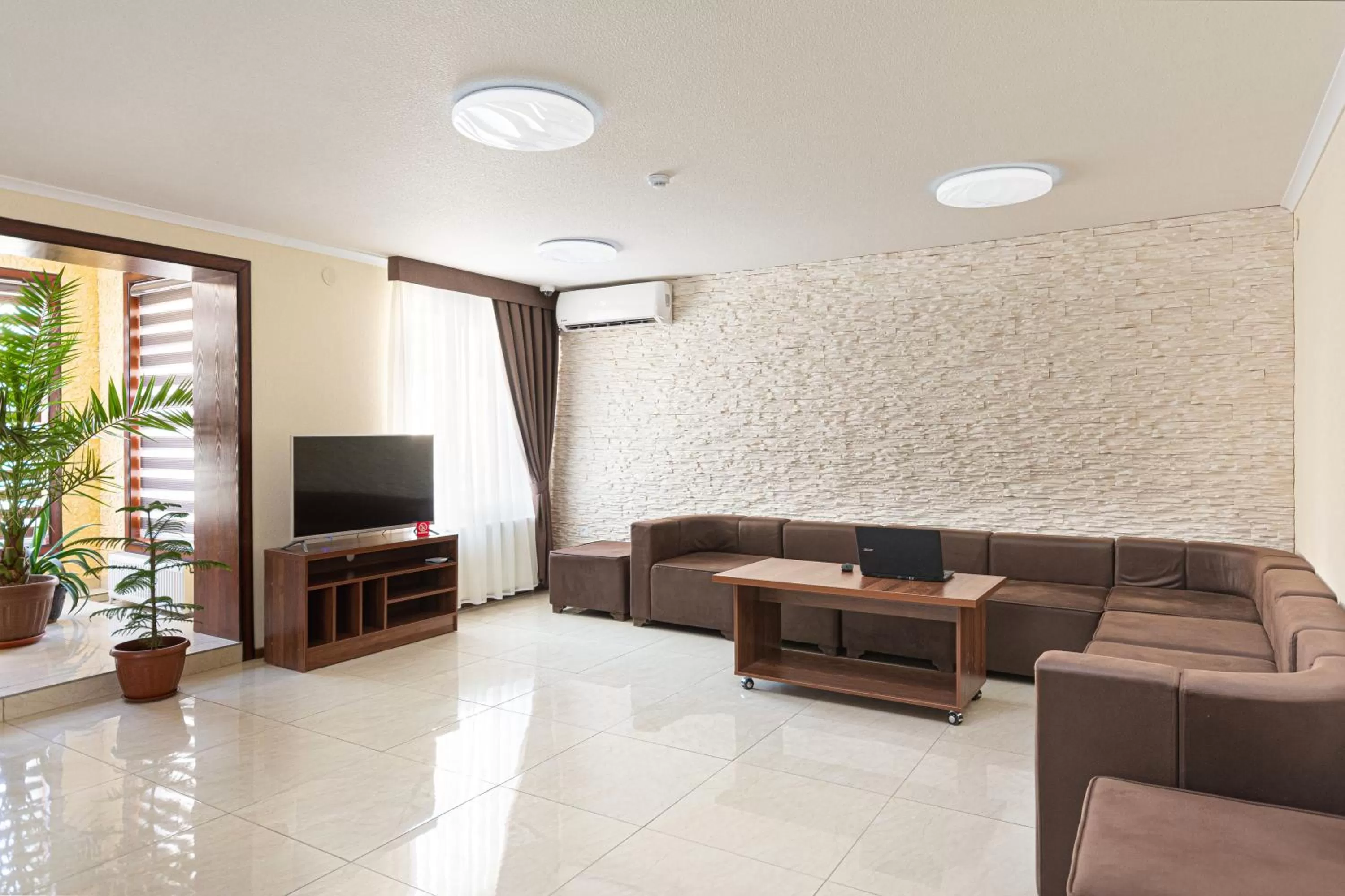 Communal lounge/ TV room in VOYAGE HOTEL