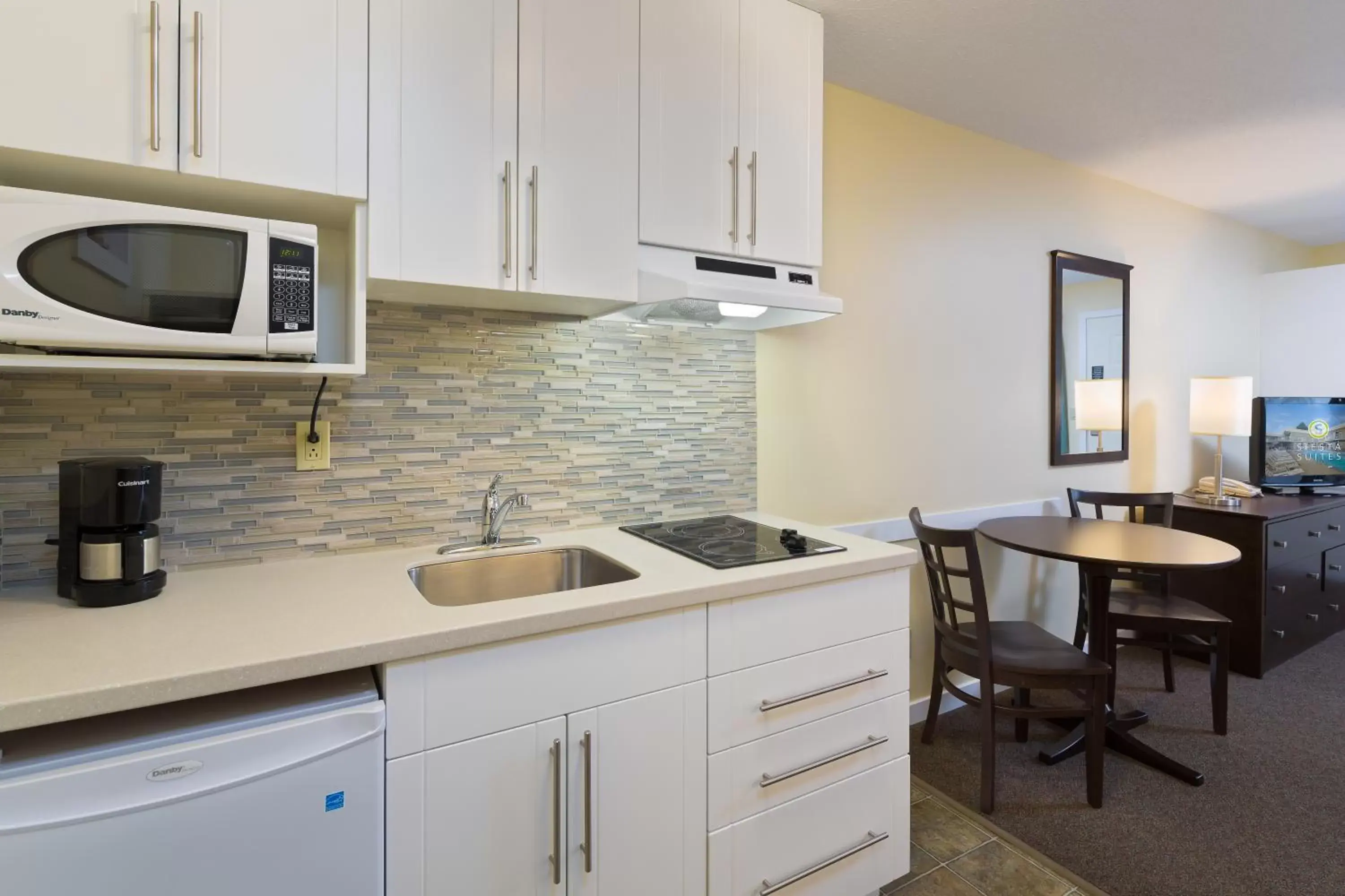 Kitchen or kitchenette, Kitchen/Kitchenette in Siesta Suites