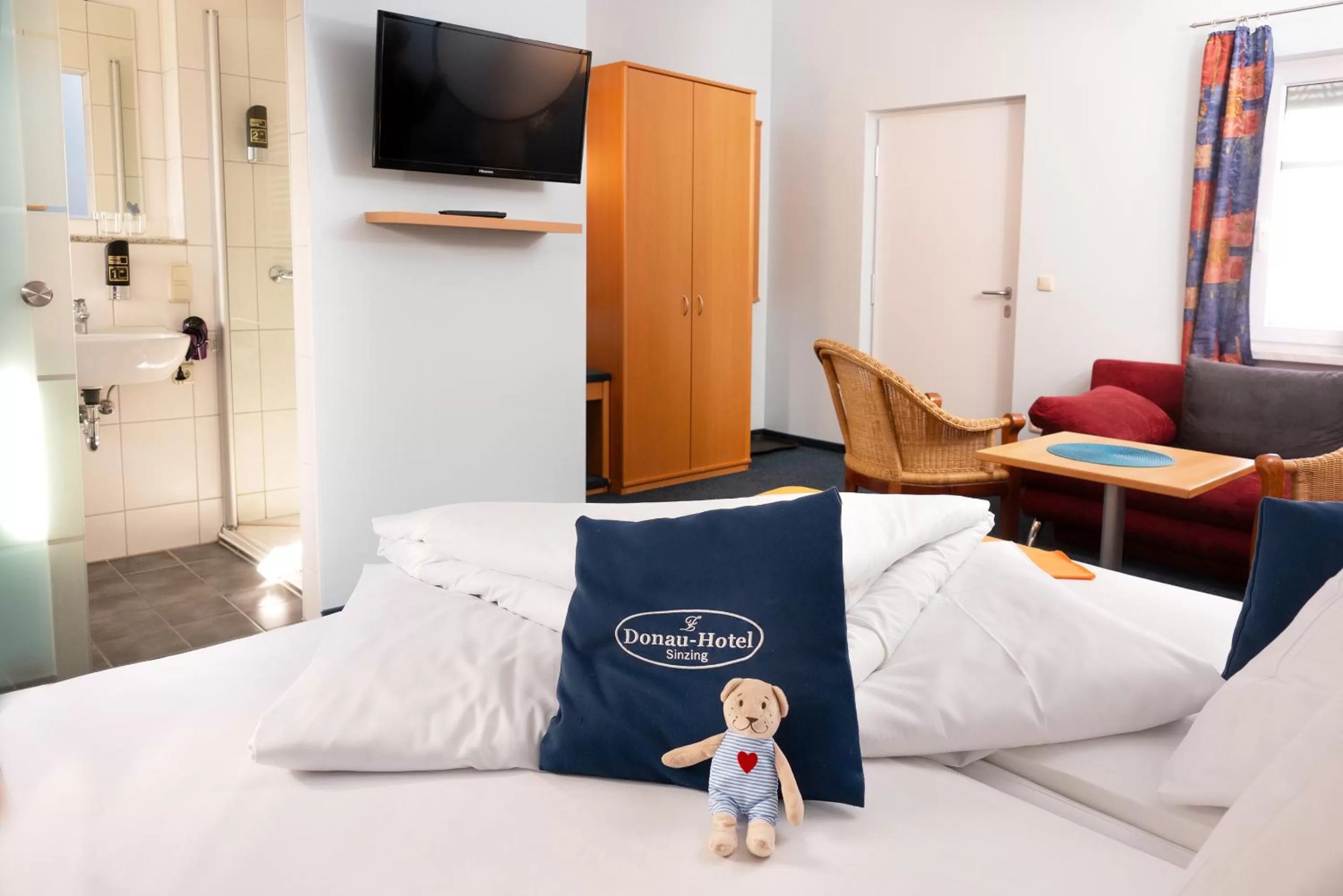 Photo of the whole room, Bed in Donau-Hotel