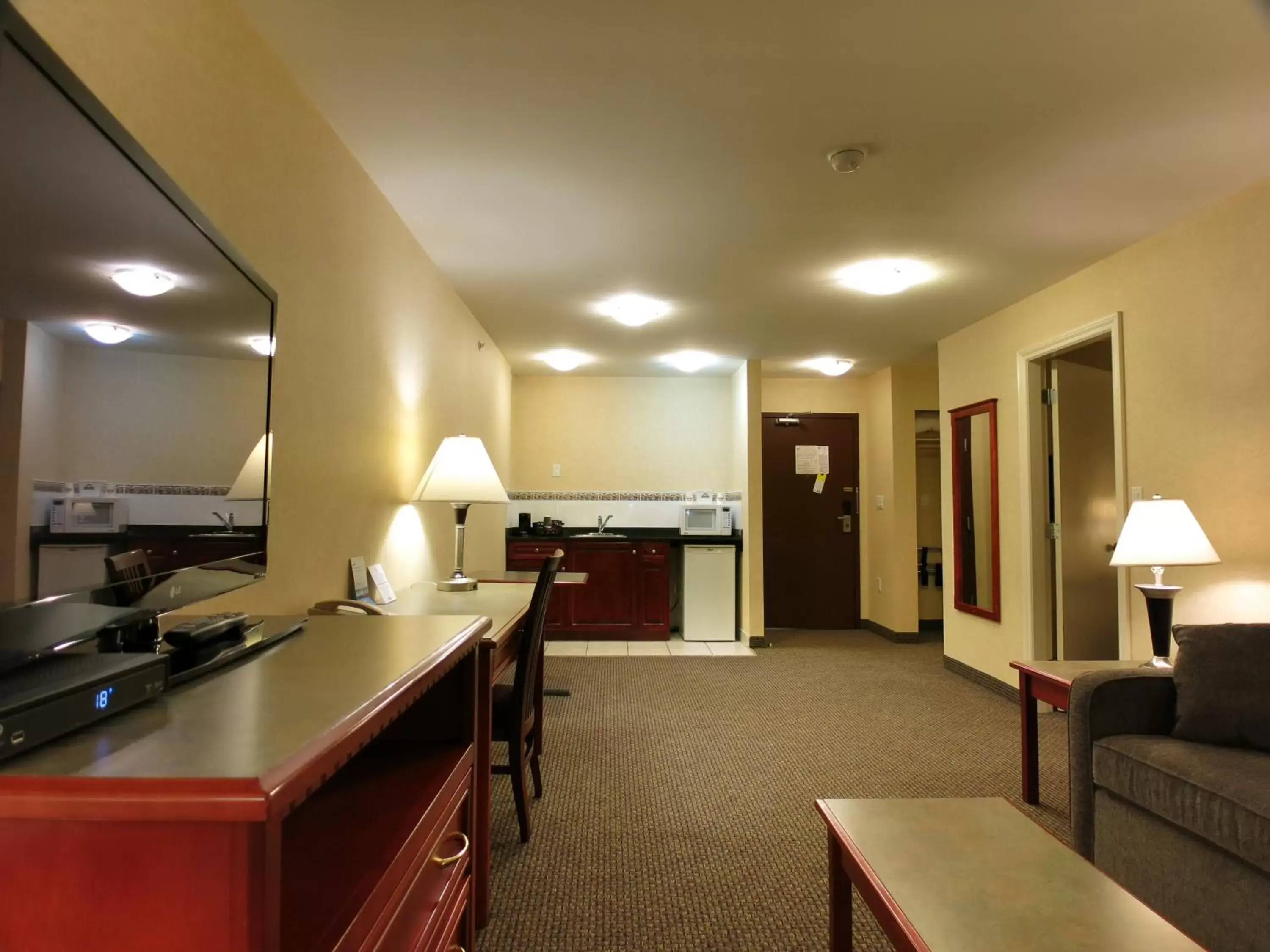 TV and multimedia, Kitchen/Kitchenette in Days Inn & Suites by Wyndham Langley