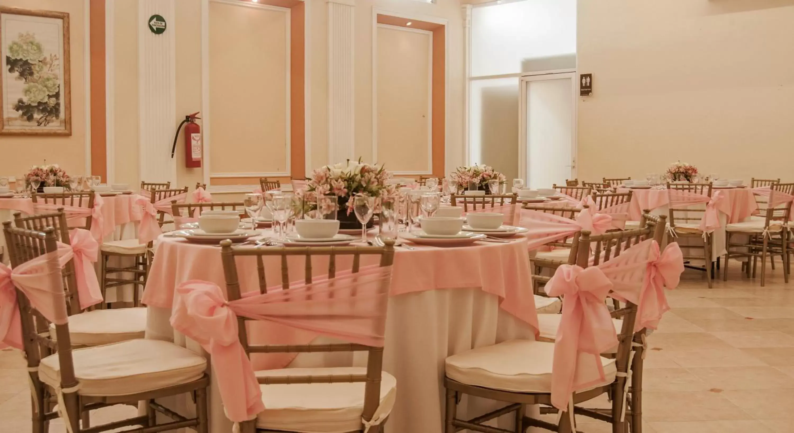 Banquet/Function facilities, Restaurant/Places to Eat in Villa las Margaritas Plaza Cristal