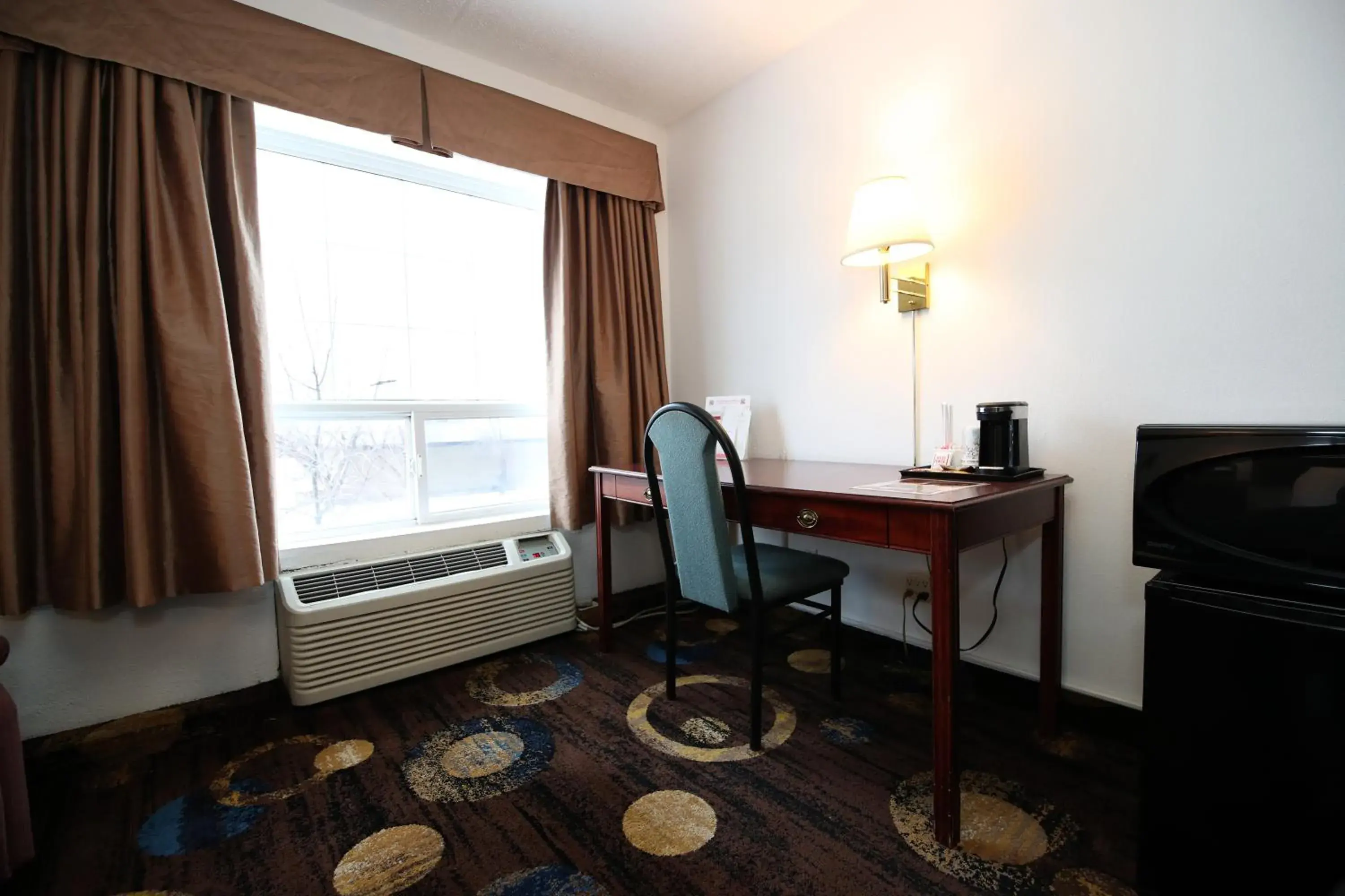 Seating area, TV/Entertainment Center in Stonebridge Hotel