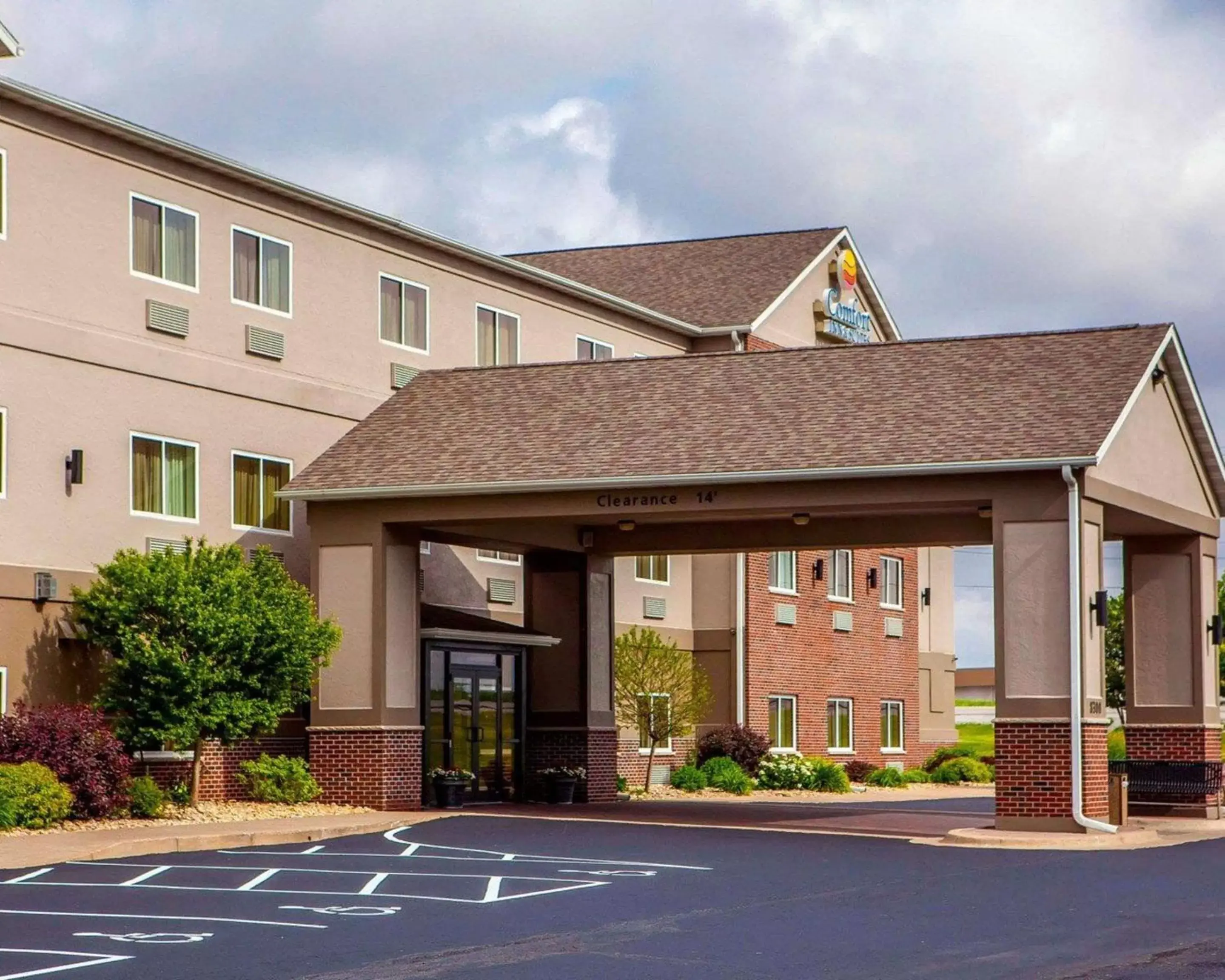 Property Building in Comfort Inn & Suites Davenport - Quad Cities