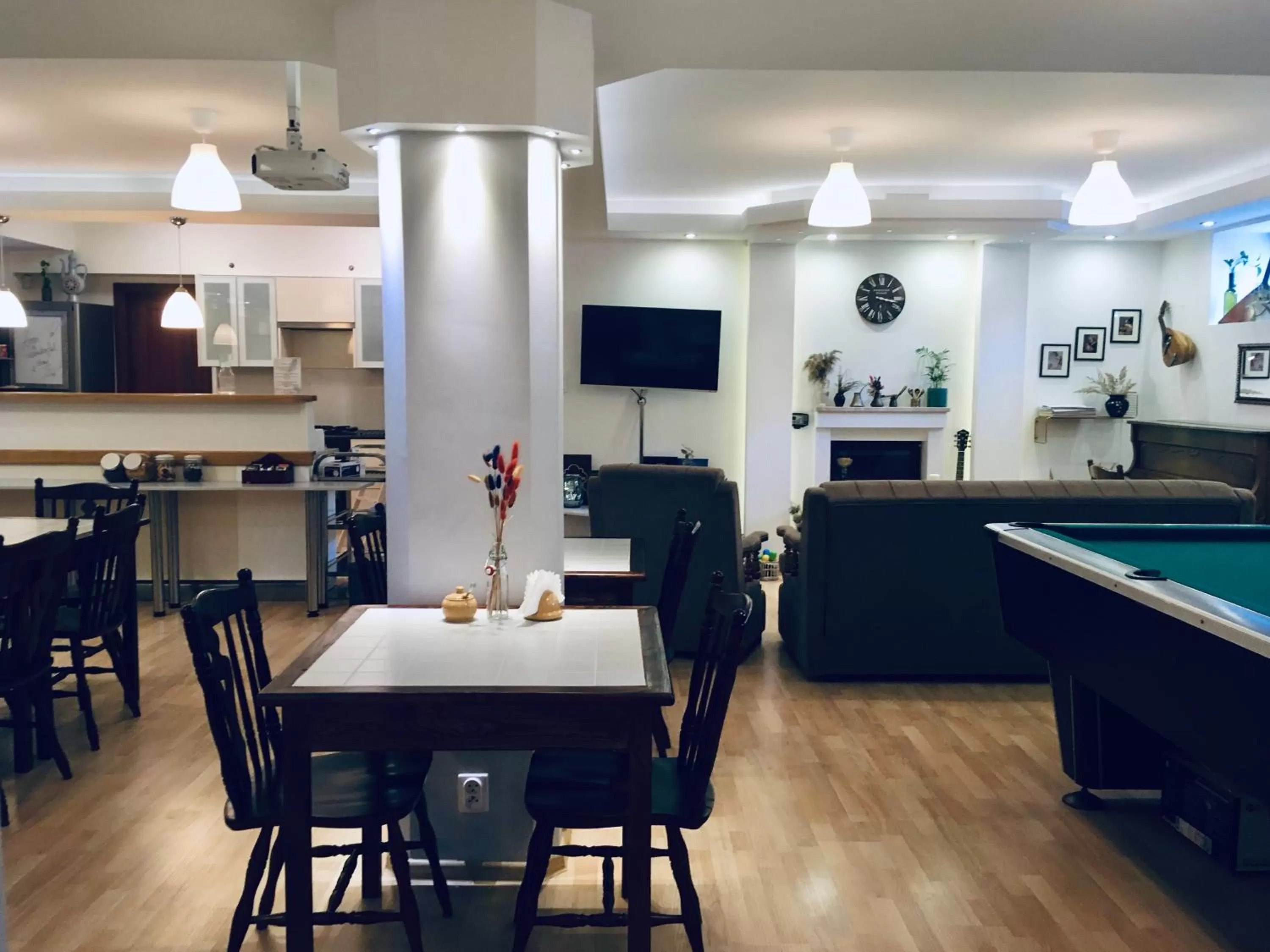 Restaurant/places to eat in Villa MB