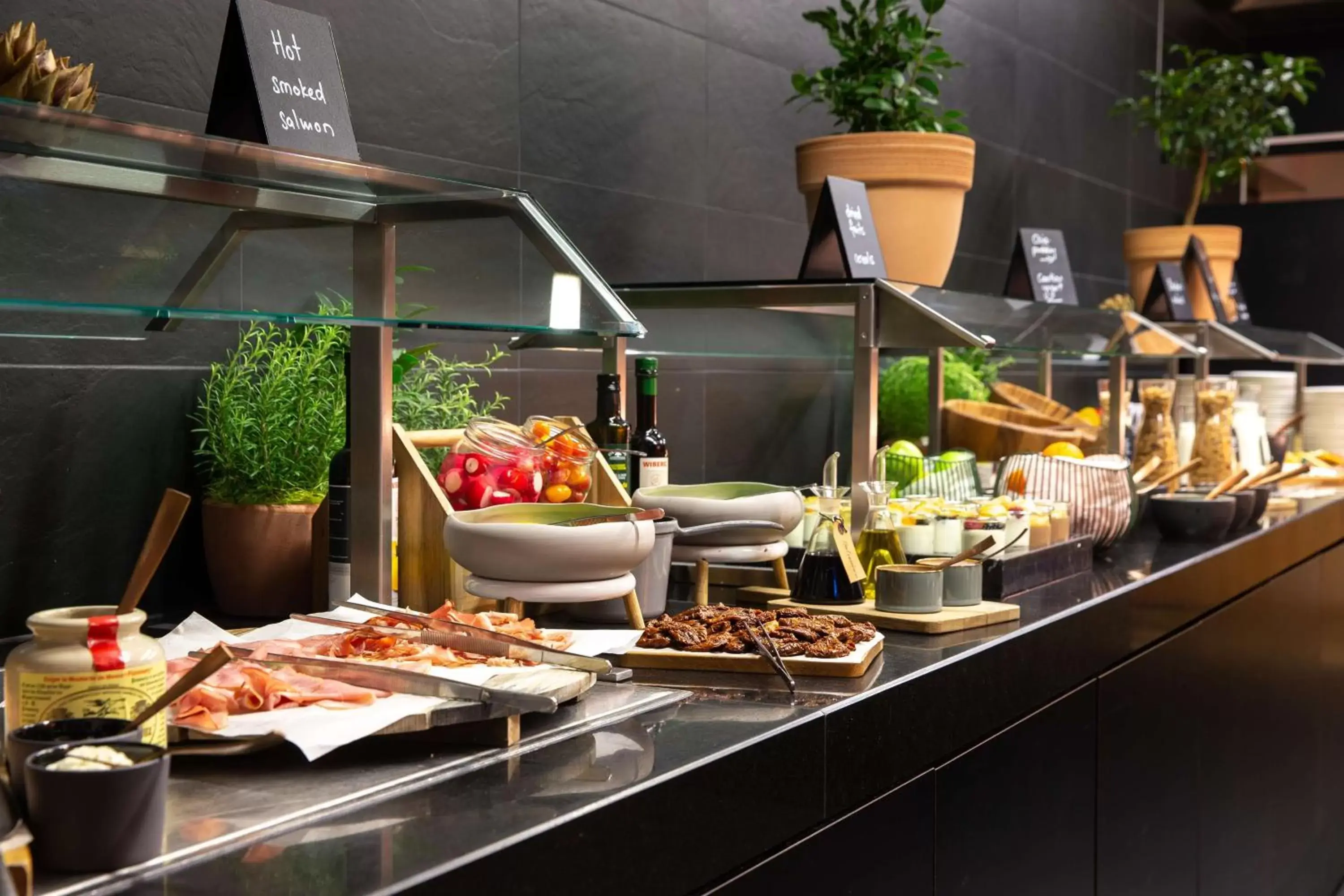 Restaurant/places to eat in Radisson Blu Hotel Zurich Airport