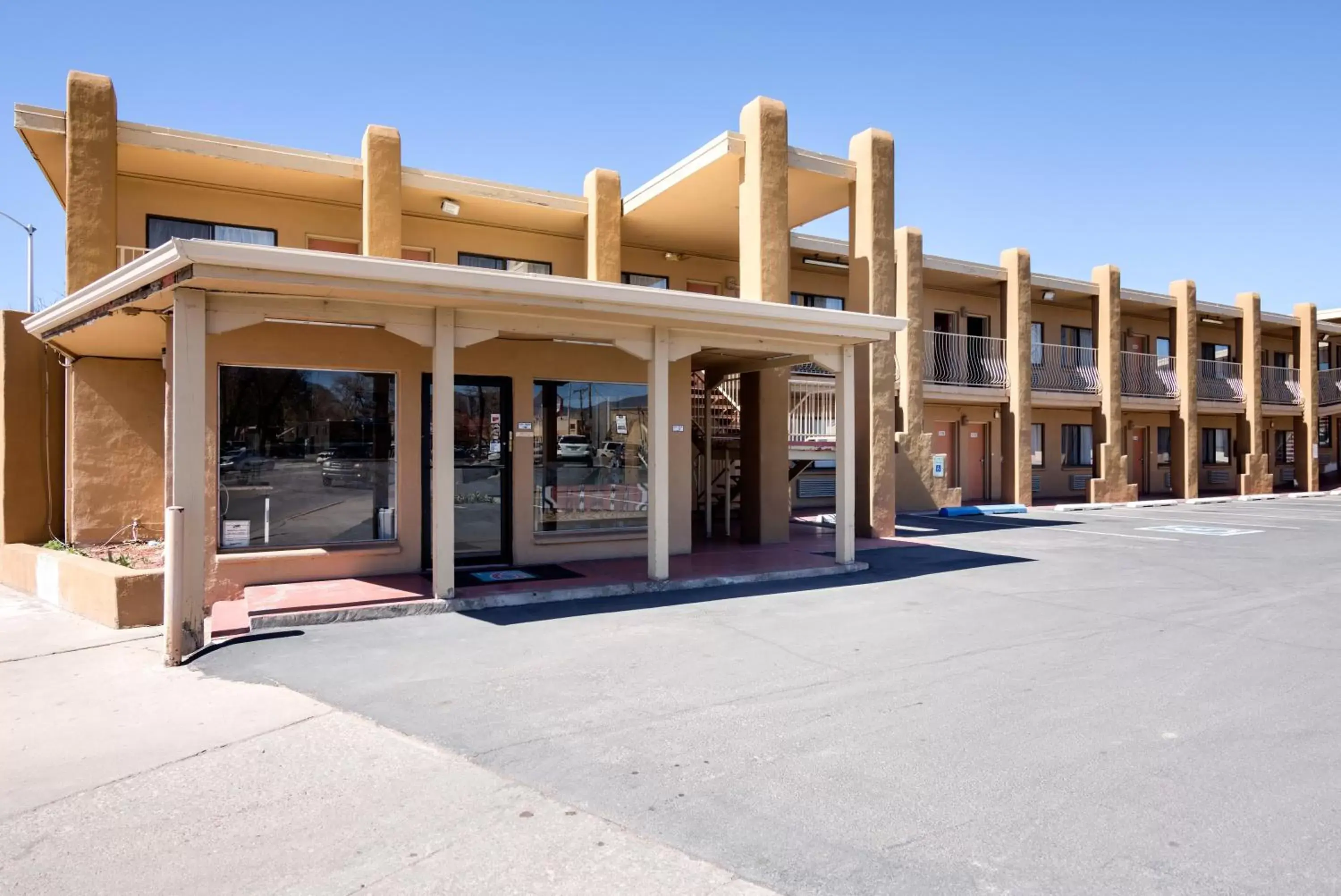 Facade/entrance, Property Building in Motel 6-Santa Fe, NM - Downtown