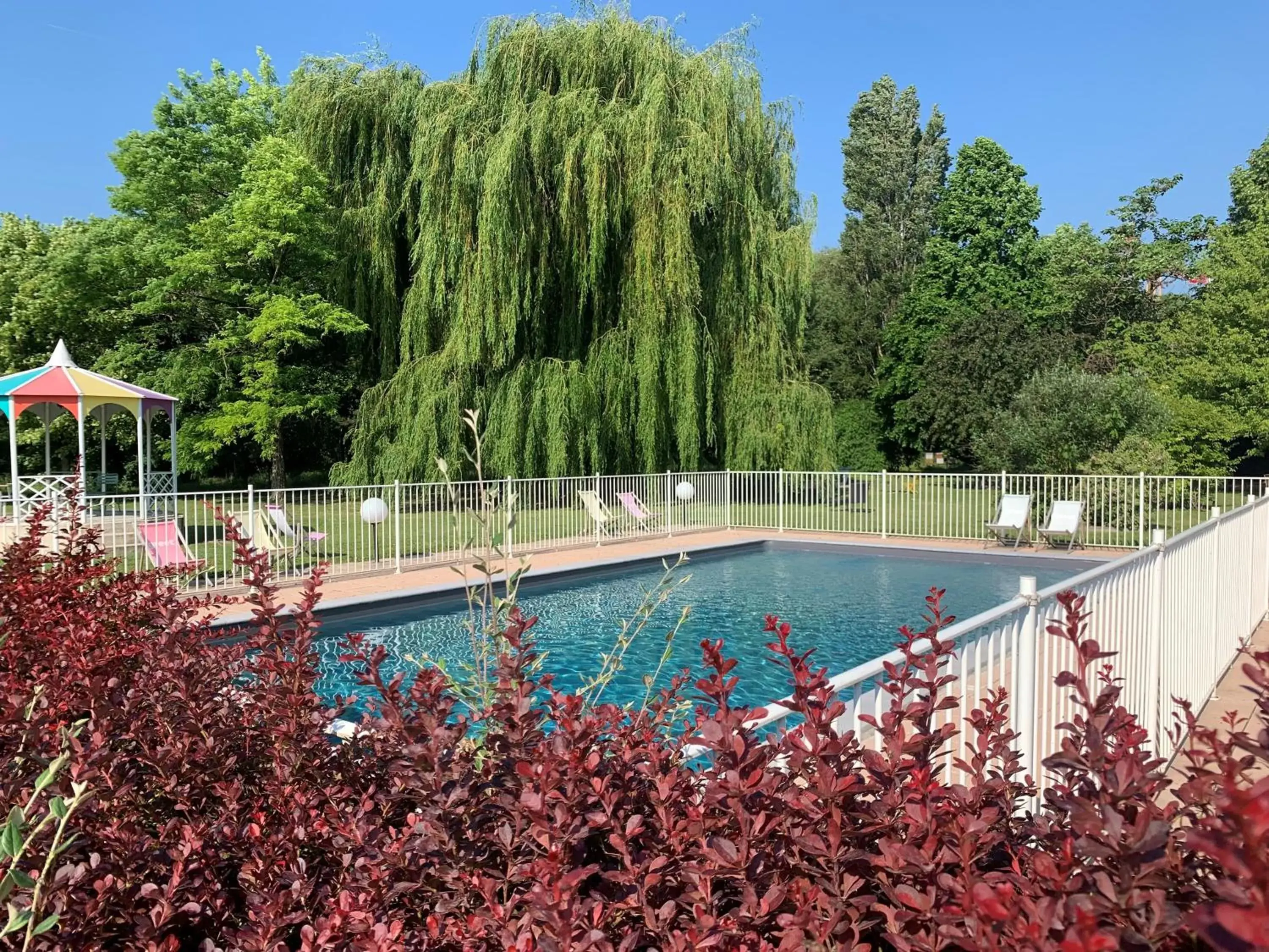 Garden, Swimming Pool in greet Hotel Beaune